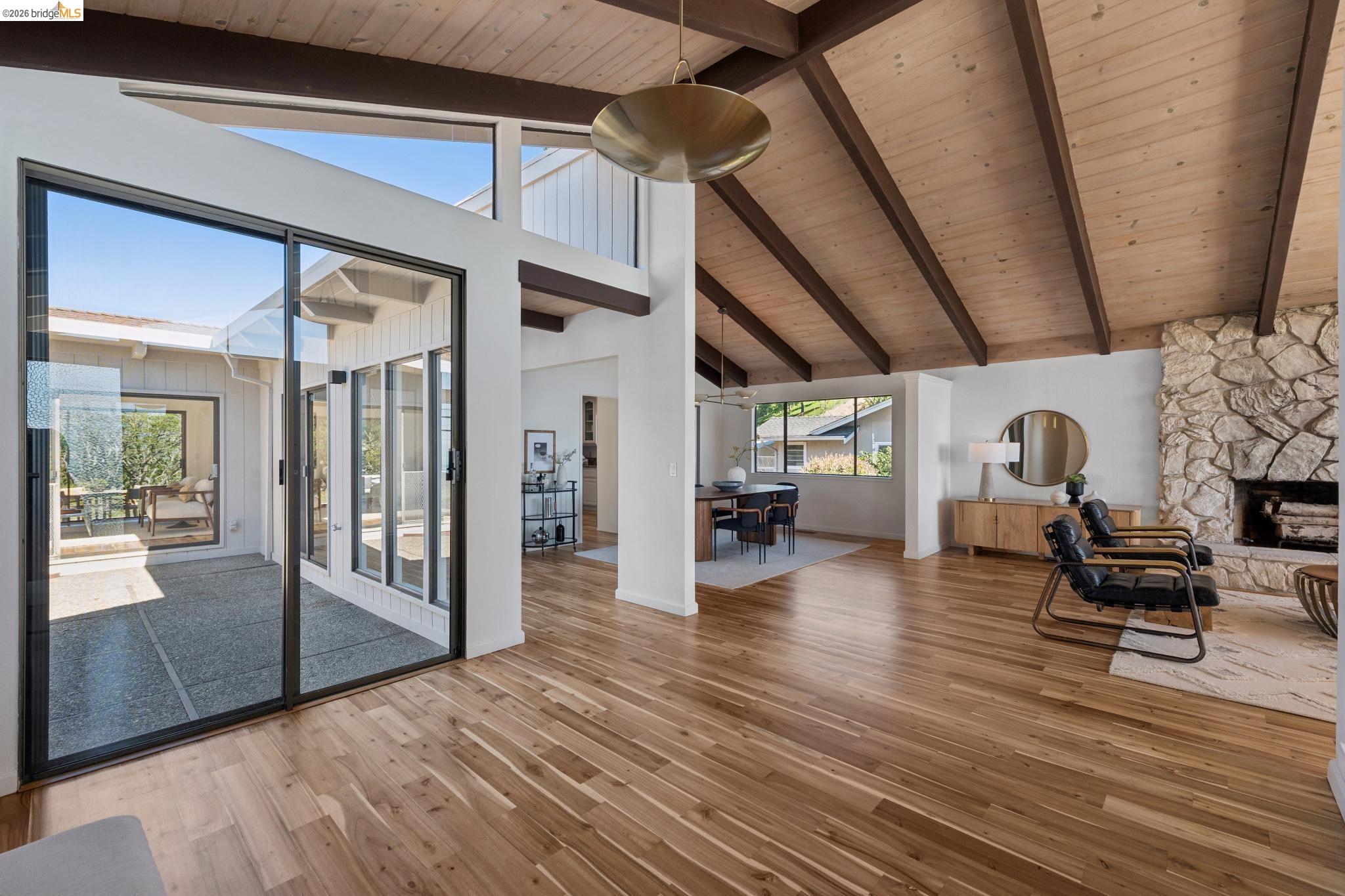 Detail Gallery Image 7 of 60 For 14300 Skyline Blvd, Oakland,  CA 94619 - 3 Beds | 2/1 Baths