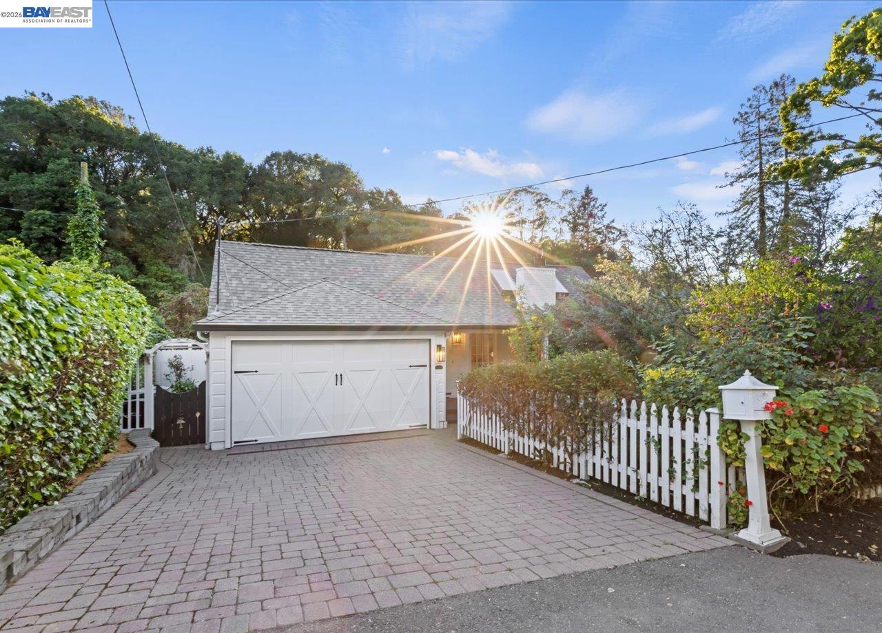 Detail Gallery Image 2 of 58 For 1731 Mountain Blvd, Oakland,  CA 94611 - 3 Beds | 2 Baths