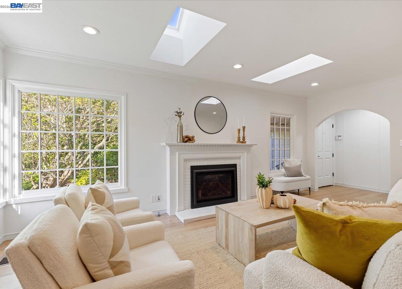 Detail Gallery Image 12 of 58 For 1731 Mountain Blvd, Oakland,  CA 94611 - 3 Beds | 2 Baths