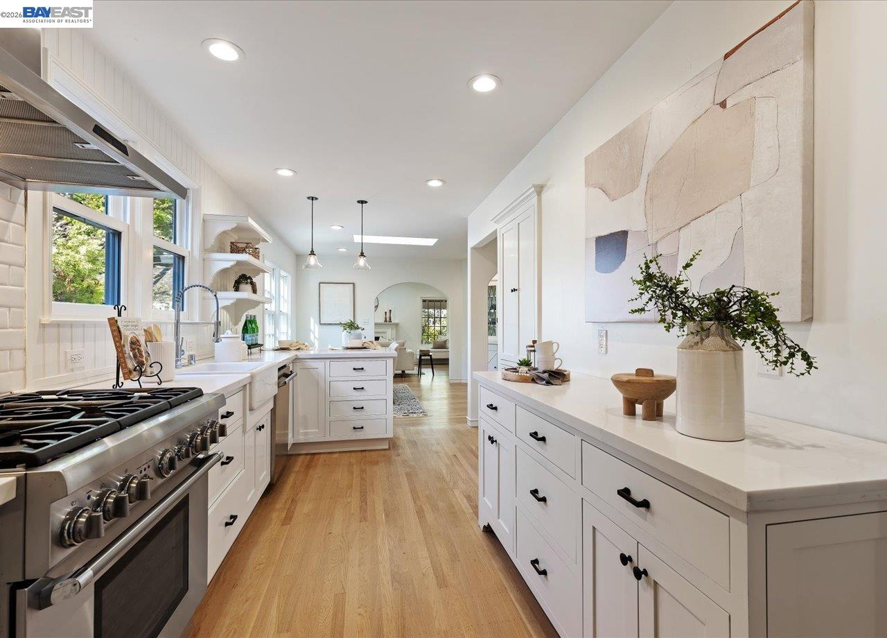 Detail Gallery Image 19 of 58 For 1731 Mountain Blvd, Oakland,  CA 94611 - 3 Beds | 2 Baths