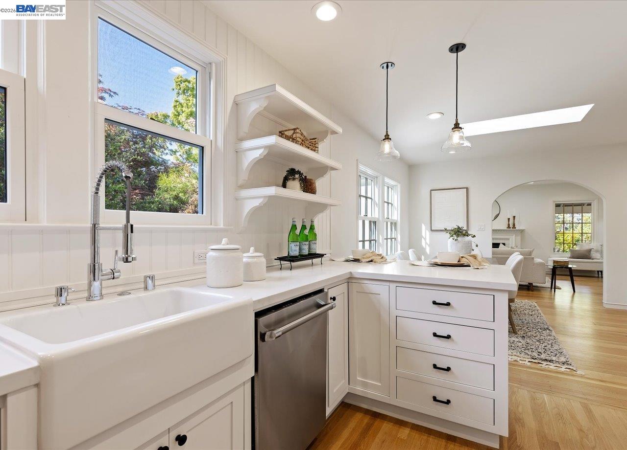 Detail Gallery Image 21 of 58 For 1731 Mountain Blvd, Oakland,  CA 94611 - 3 Beds | 2 Baths