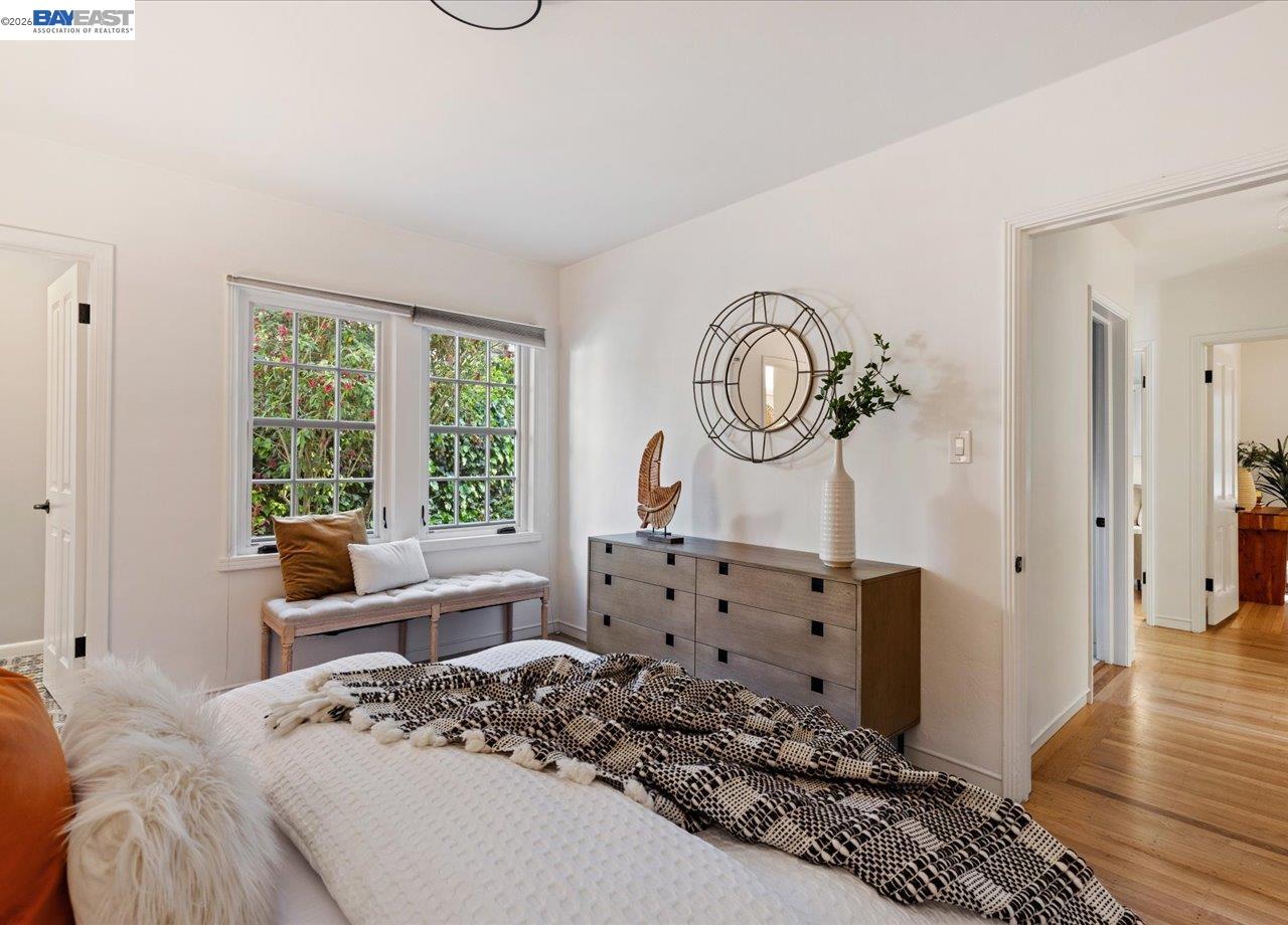 Detail Gallery Image 26 of 58 For 1731 Mountain Blvd, Oakland,  CA 94611 - 3 Beds | 2 Baths