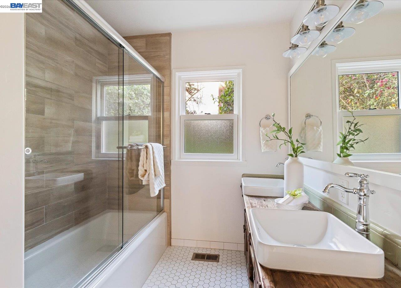 Detail Gallery Image 27 of 58 For 1731 Mountain Blvd, Oakland,  CA 94611 - 3 Beds | 2 Baths