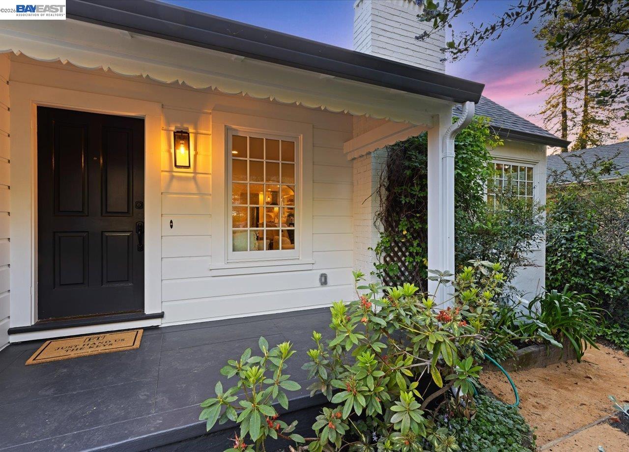 Detail Gallery Image 6 of 58 For 1731 Mountain Blvd, Oakland,  CA 94611 - 3 Beds | 2 Baths