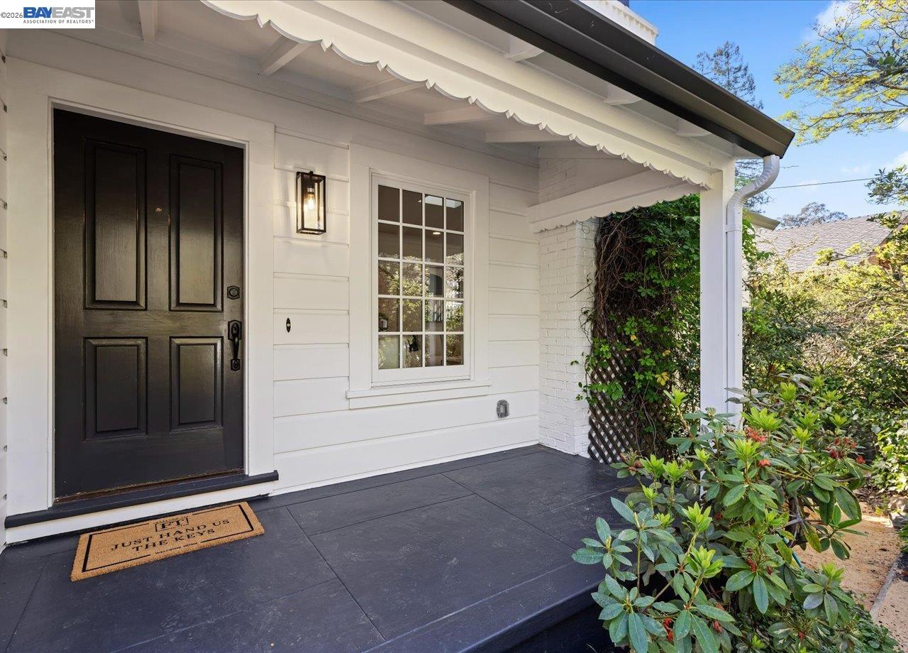 Detail Gallery Image 7 of 58 For 1731 Mountain Blvd, Oakland,  CA 94611 - 3 Beds | 2 Baths