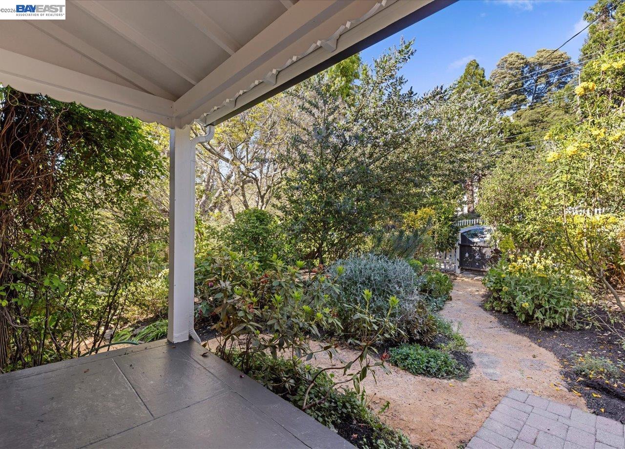 Detail Gallery Image 8 of 58 For 1731 Mountain Blvd, Oakland,  CA 94611 - 3 Beds | 2 Baths