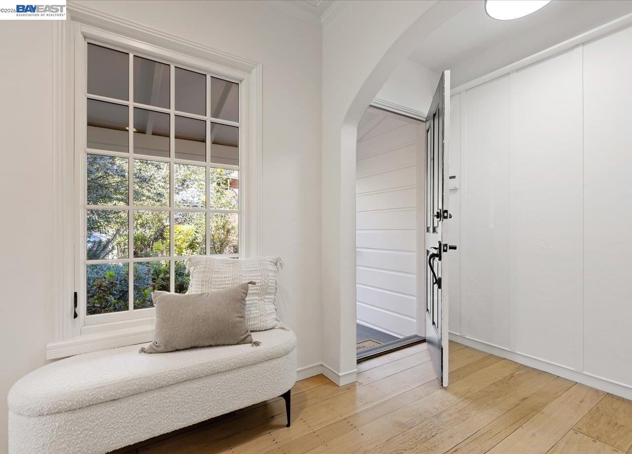 Detail Gallery Image 9 of 58 For 1731 Mountain Blvd, Oakland,  CA 94611 - 3 Beds | 2 Baths