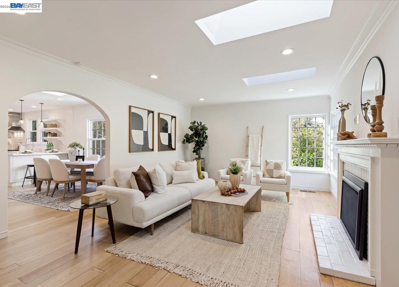 Detail Gallery Image 10 of 58 For 1731 Mountain Blvd, Oakland,  CA 94611 - 3 Beds | 2 Baths