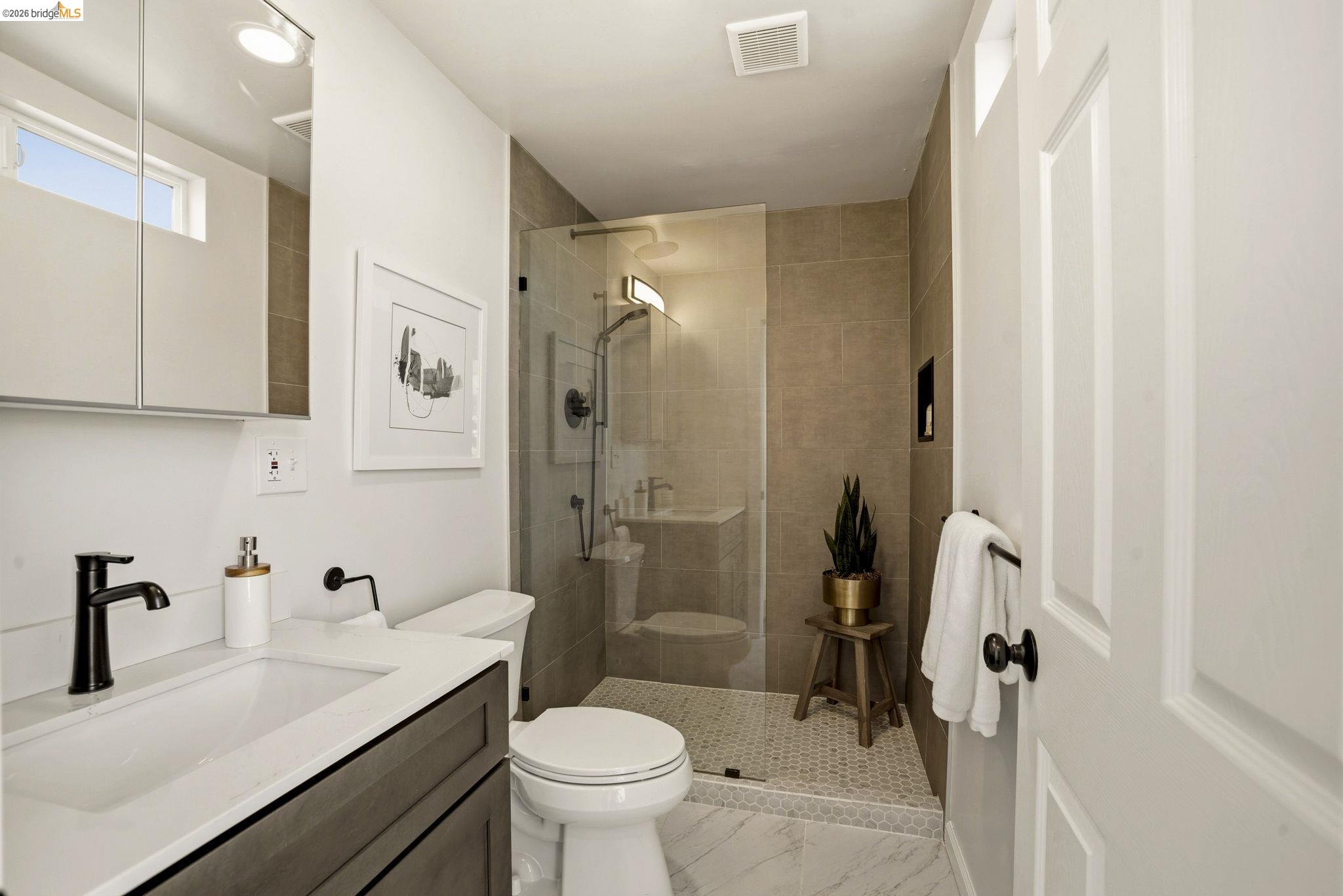 Detail Gallery Image 25 of 54 For 700 Calmar Ave., Oakland,  CA 94610 - 4 Beds | 3 Baths