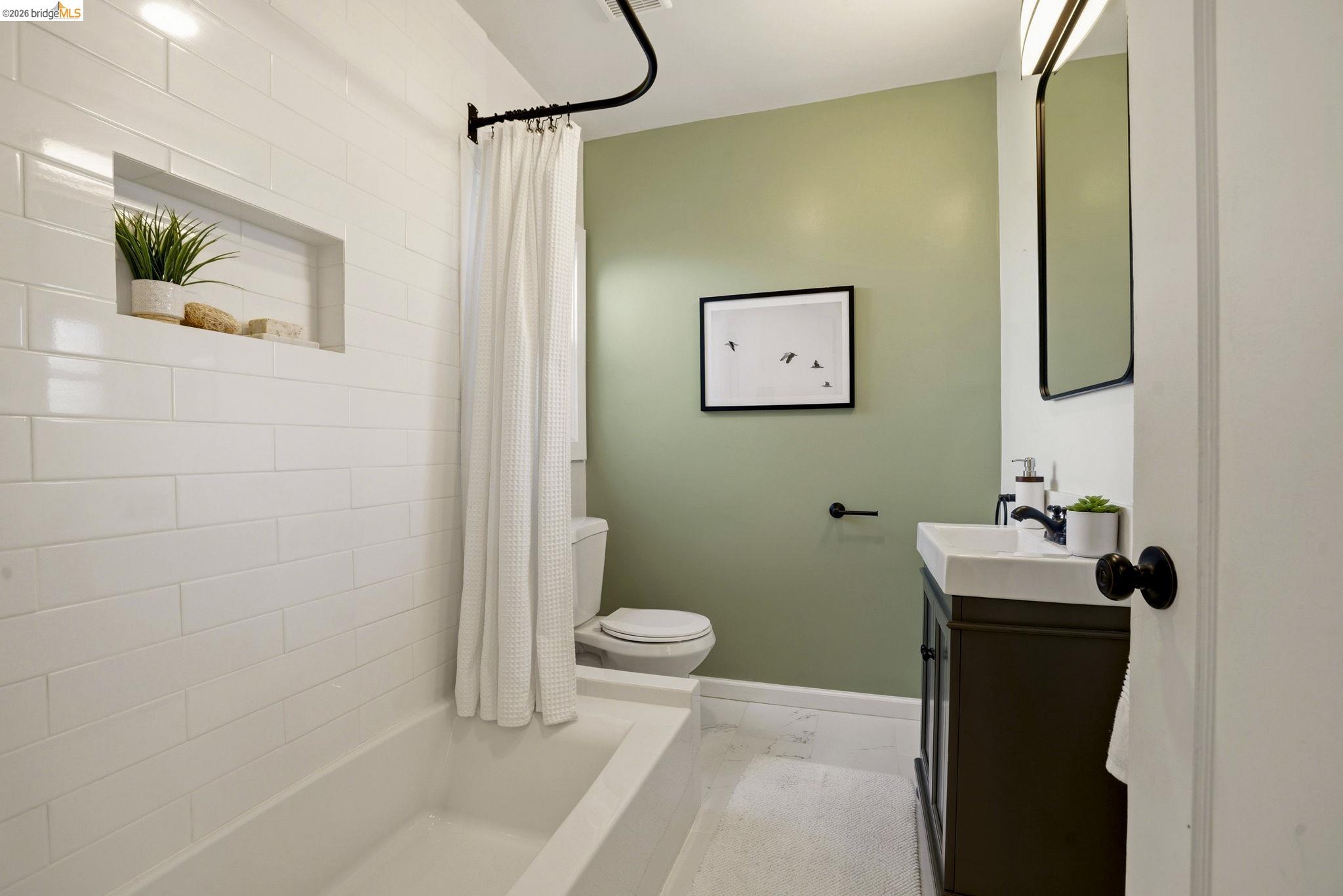 Detail Gallery Image 28 of 54 For 700 Calmar Ave., Oakland,  CA 94610 - 4 Beds | 3 Baths