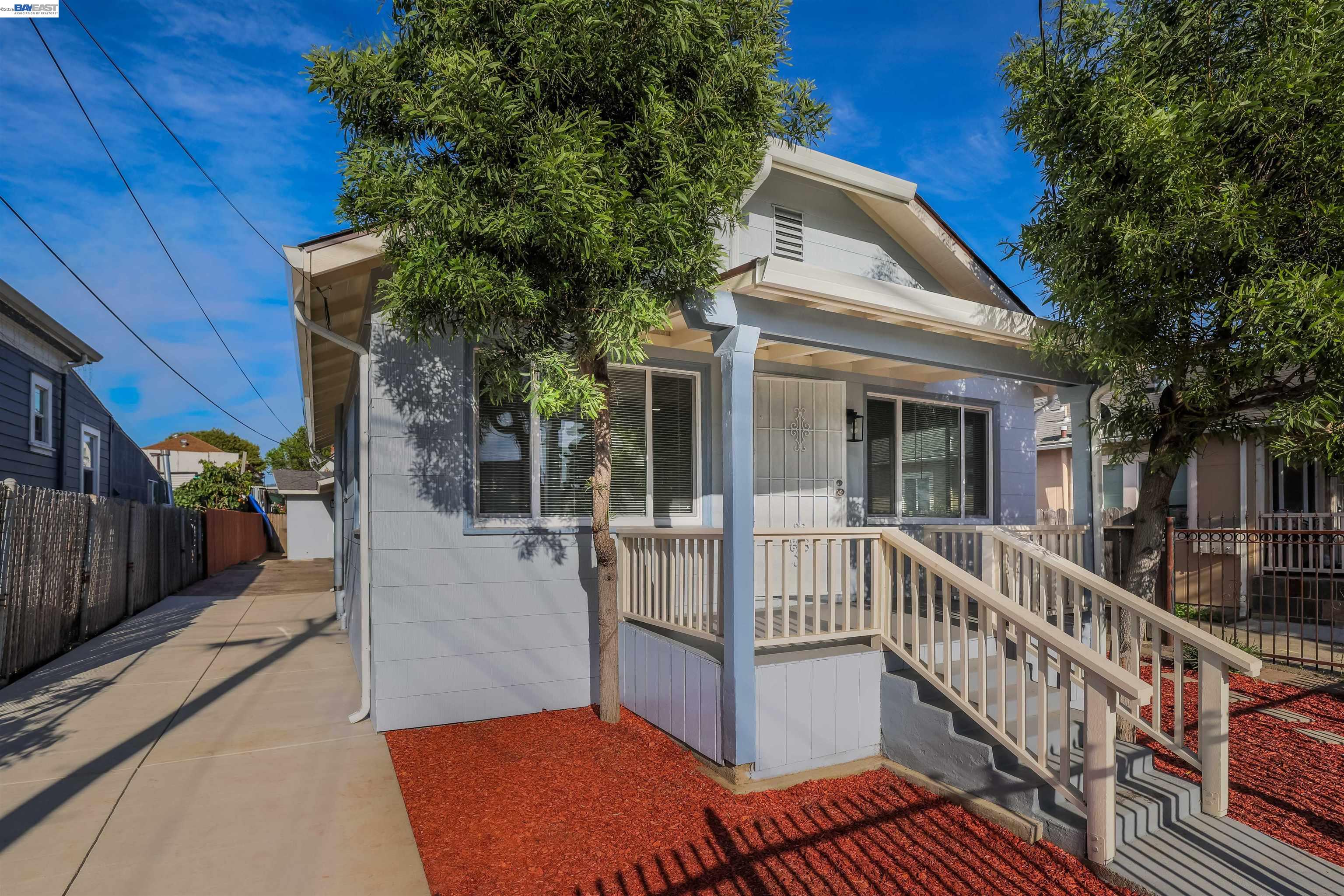 Detail Gallery Image 2 of 19 For 9644 D St, Oakland,  CA 94603 - 5 Beds | 3 Baths