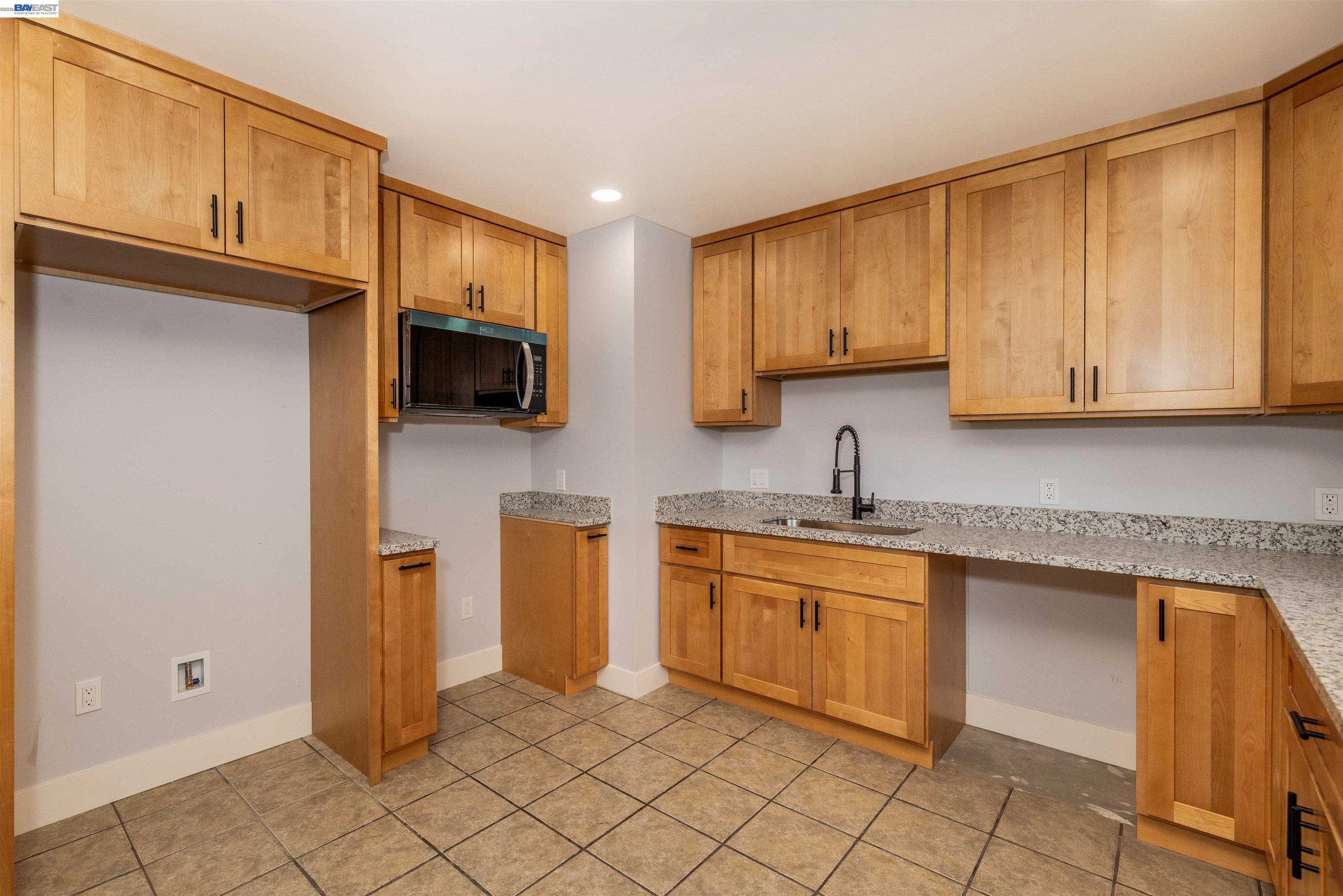 Detail Gallery Image 11 of 19 For 9644 D St, Oakland,  CA 94603 - 5 Beds | 3 Baths