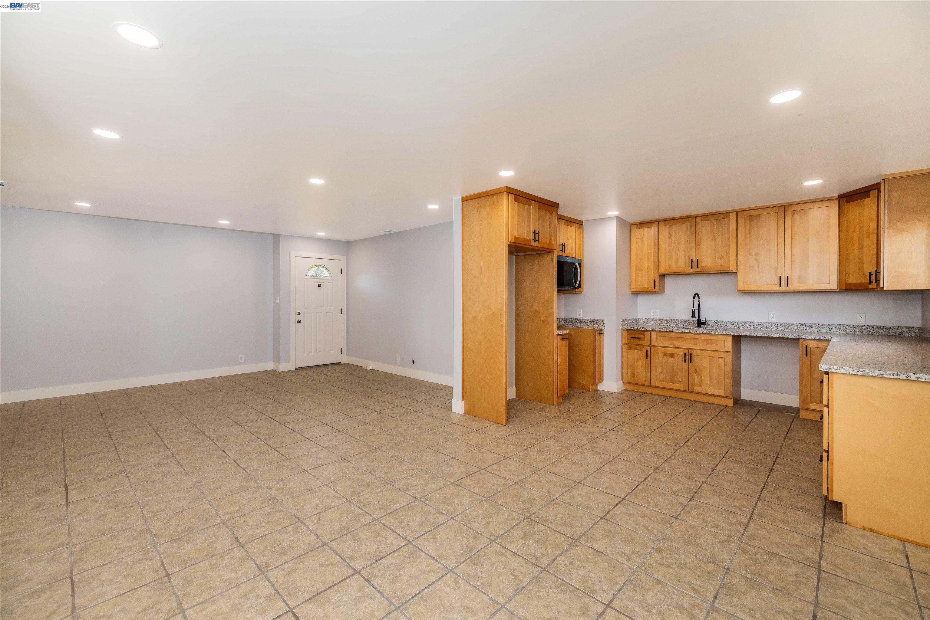 Detail Gallery Image 12 of 19 For 9644 D St, Oakland,  CA 94603 - 5 Beds | 3 Baths