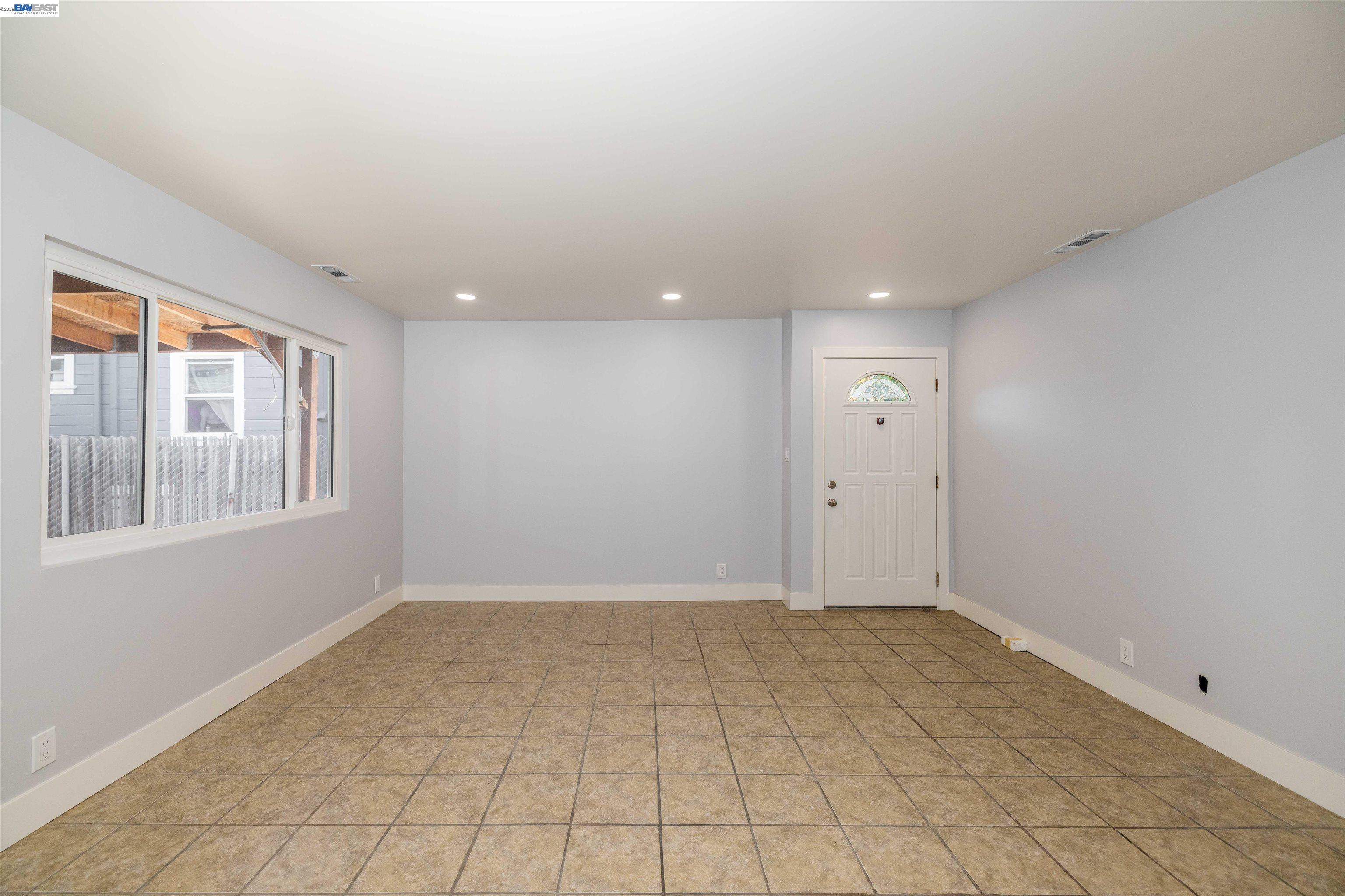 Detail Gallery Image 13 of 19 For 9644 D St, Oakland,  CA 94603 - 5 Beds | 3 Baths