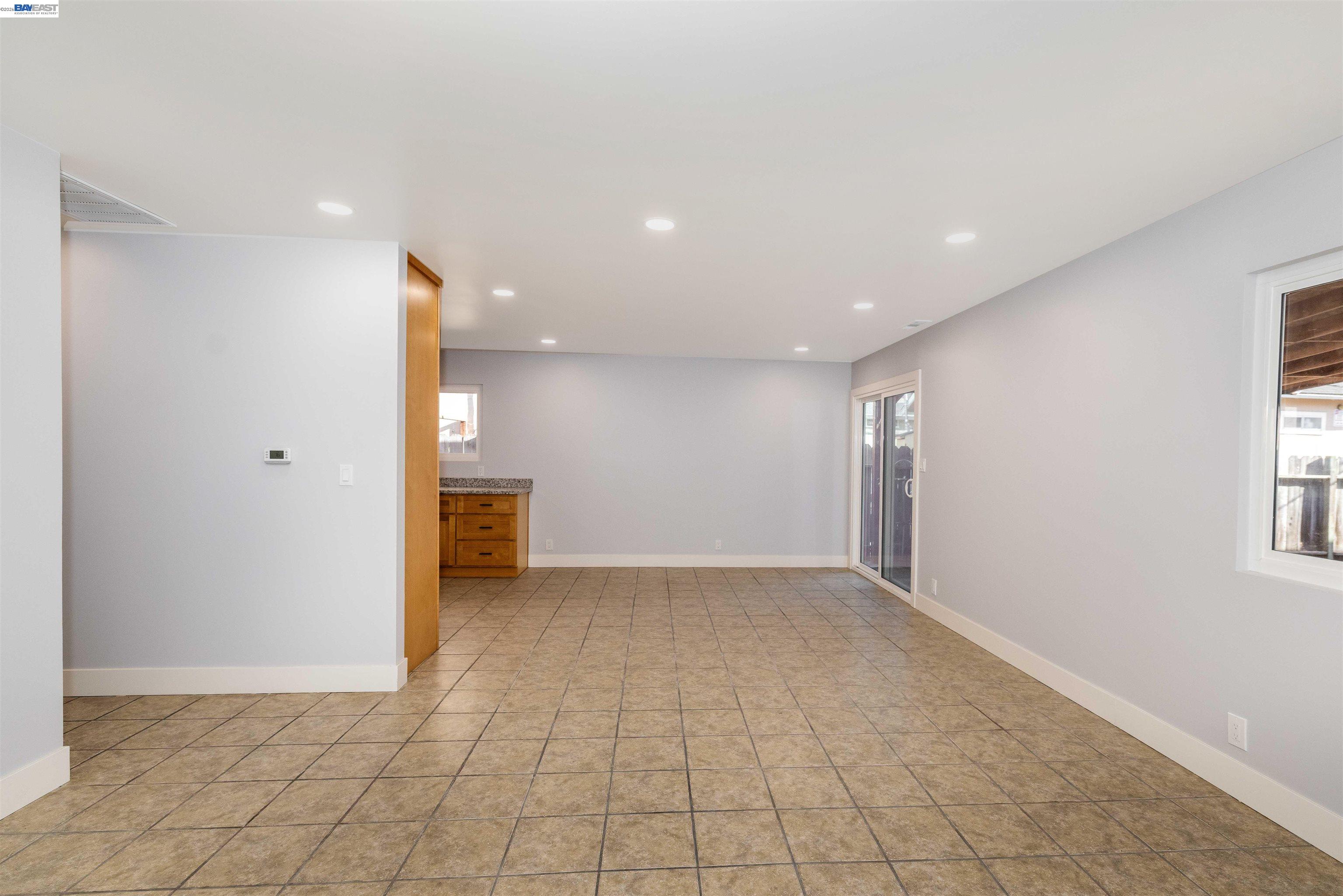 Detail Gallery Image 14 of 19 For 9644 D St, Oakland,  CA 94603 - 5 Beds | 3 Baths