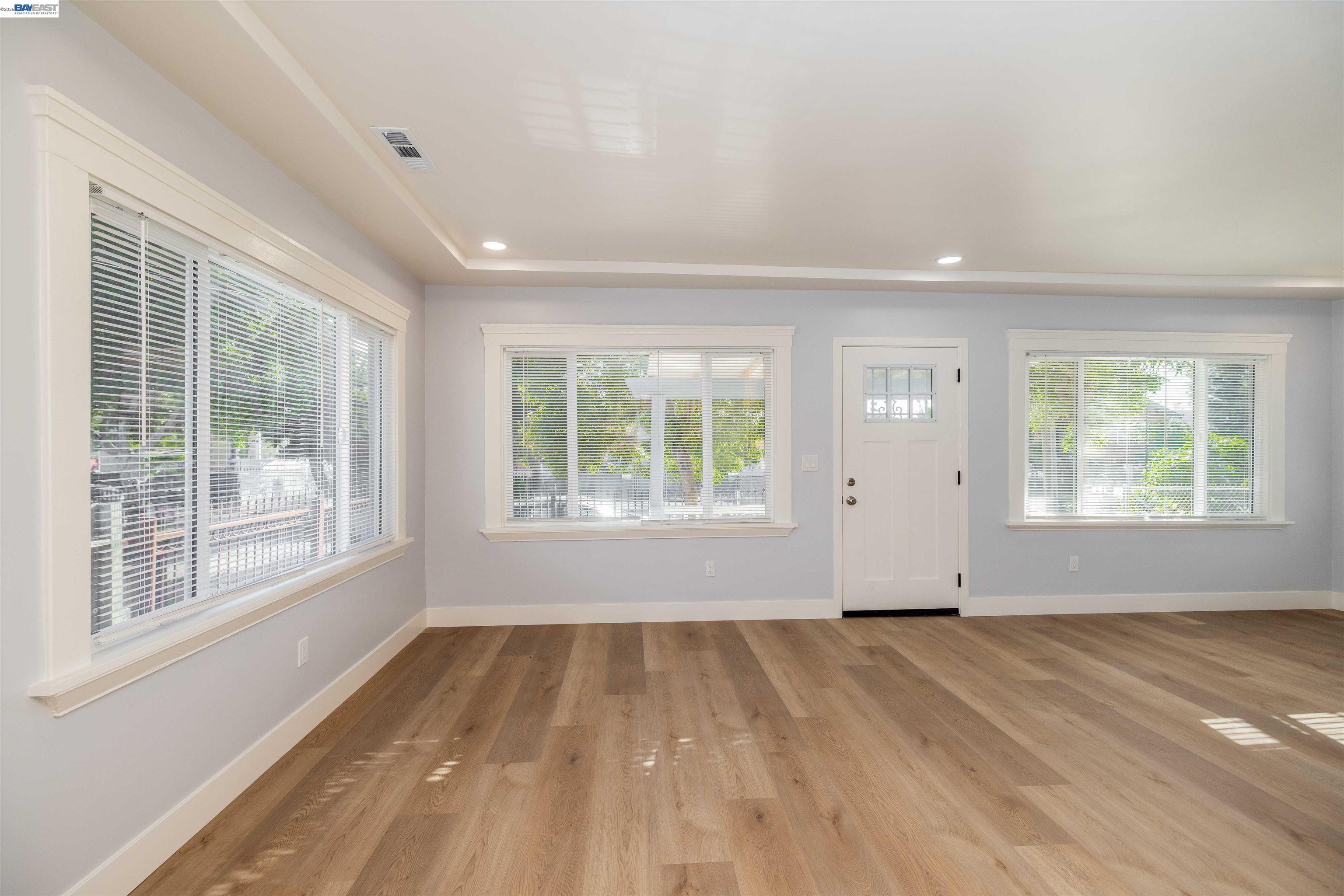 Detail Gallery Image 3 of 19 For 9644 D St, Oakland,  CA 94603 - 5 Beds | 3 Baths