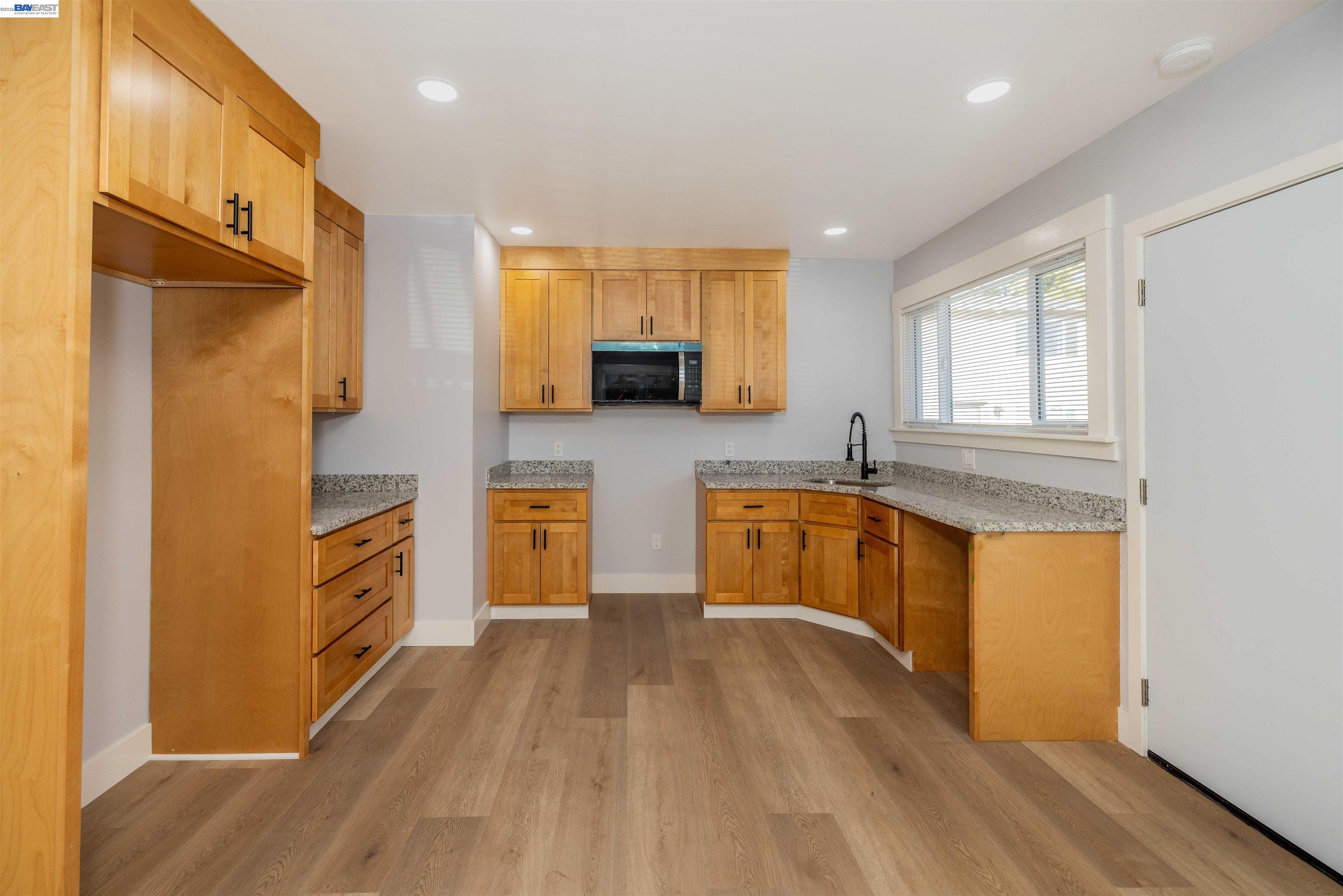 Detail Gallery Image 5 of 19 For 9644 D St, Oakland,  CA 94603 - 5 Beds | 3 Baths