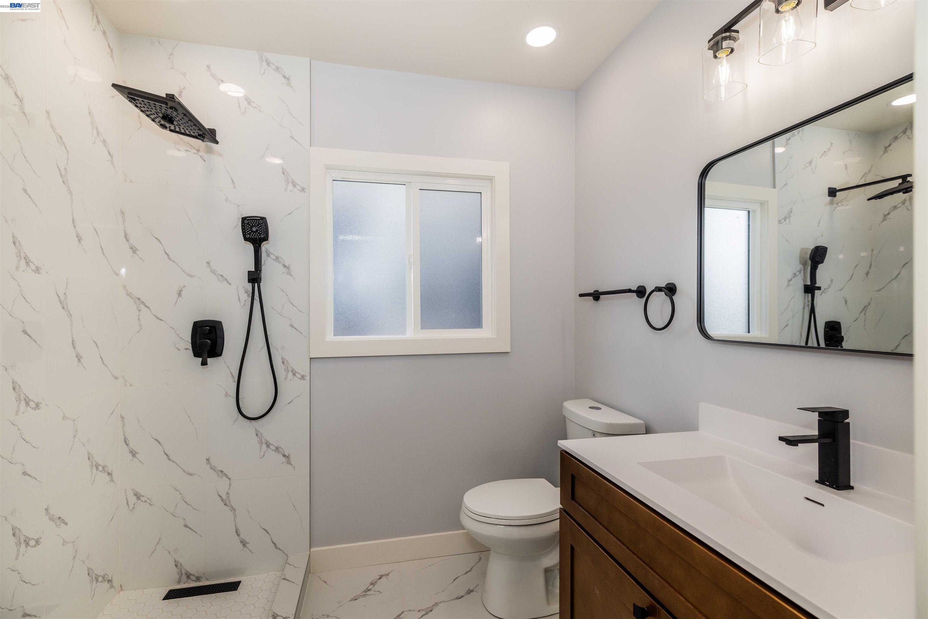 Detail Gallery Image 9 of 19 For 9644 D St, Oakland,  CA 94603 - 5 Beds | 3 Baths