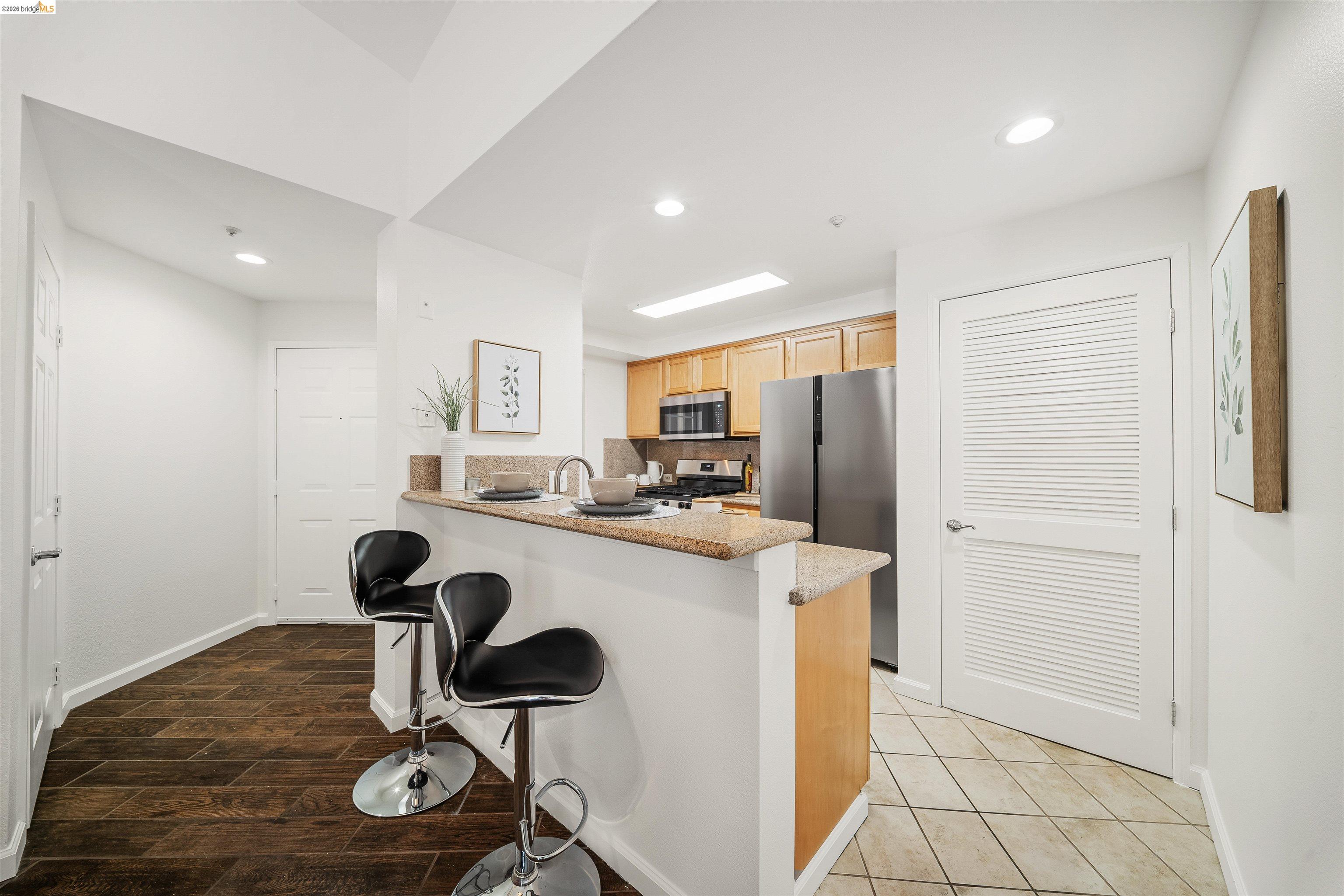 Detail Gallery Image 4 of 40 For 280 Caldecott #321,  Oakland,  CA 94618 - 1 Beds | 1 Baths