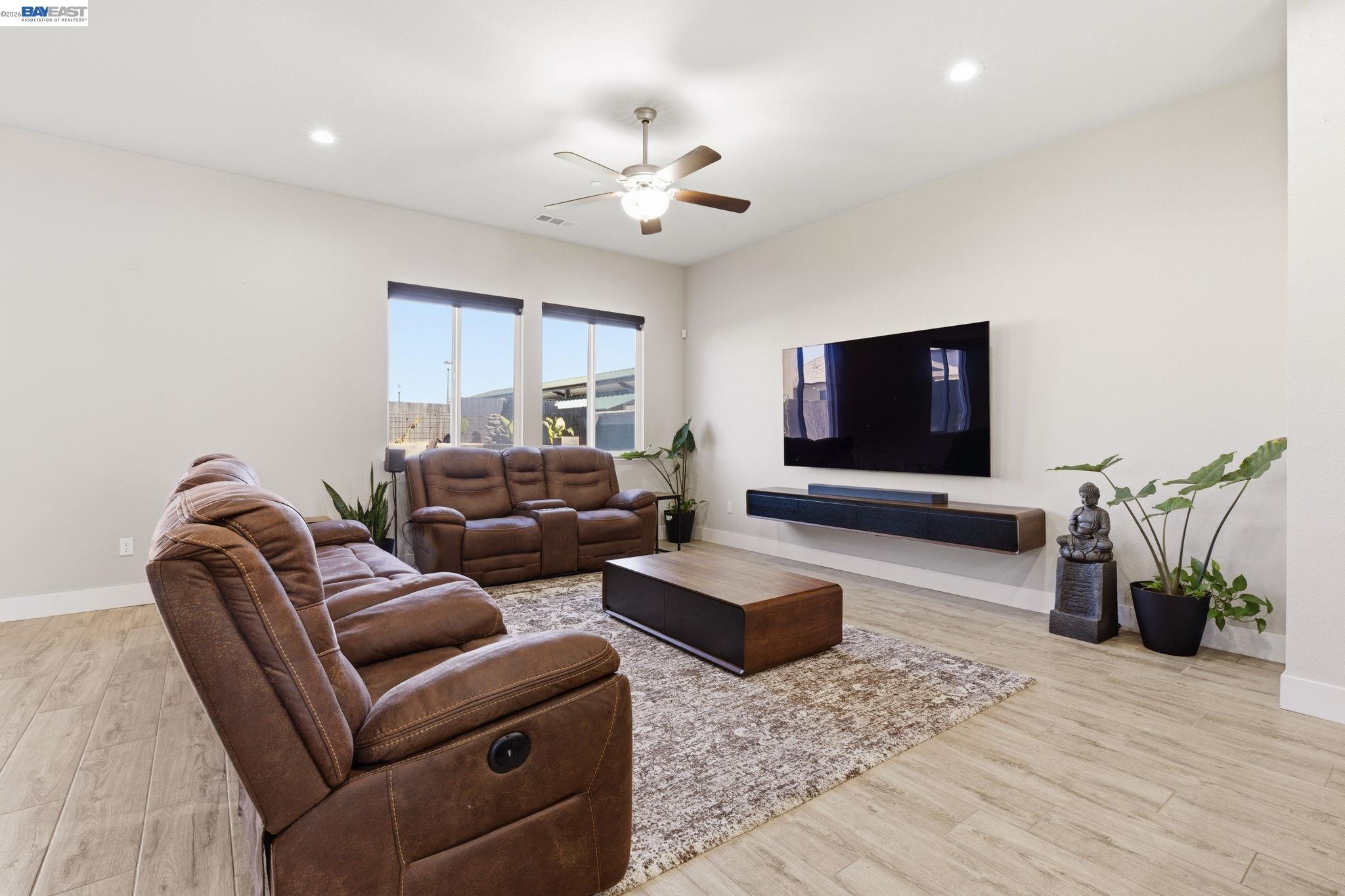 Detail Gallery Image 13 of 60 For 2394 Bharvani Ave, Manteca,  CA 95337 - 4 Beds | 3/1 Baths