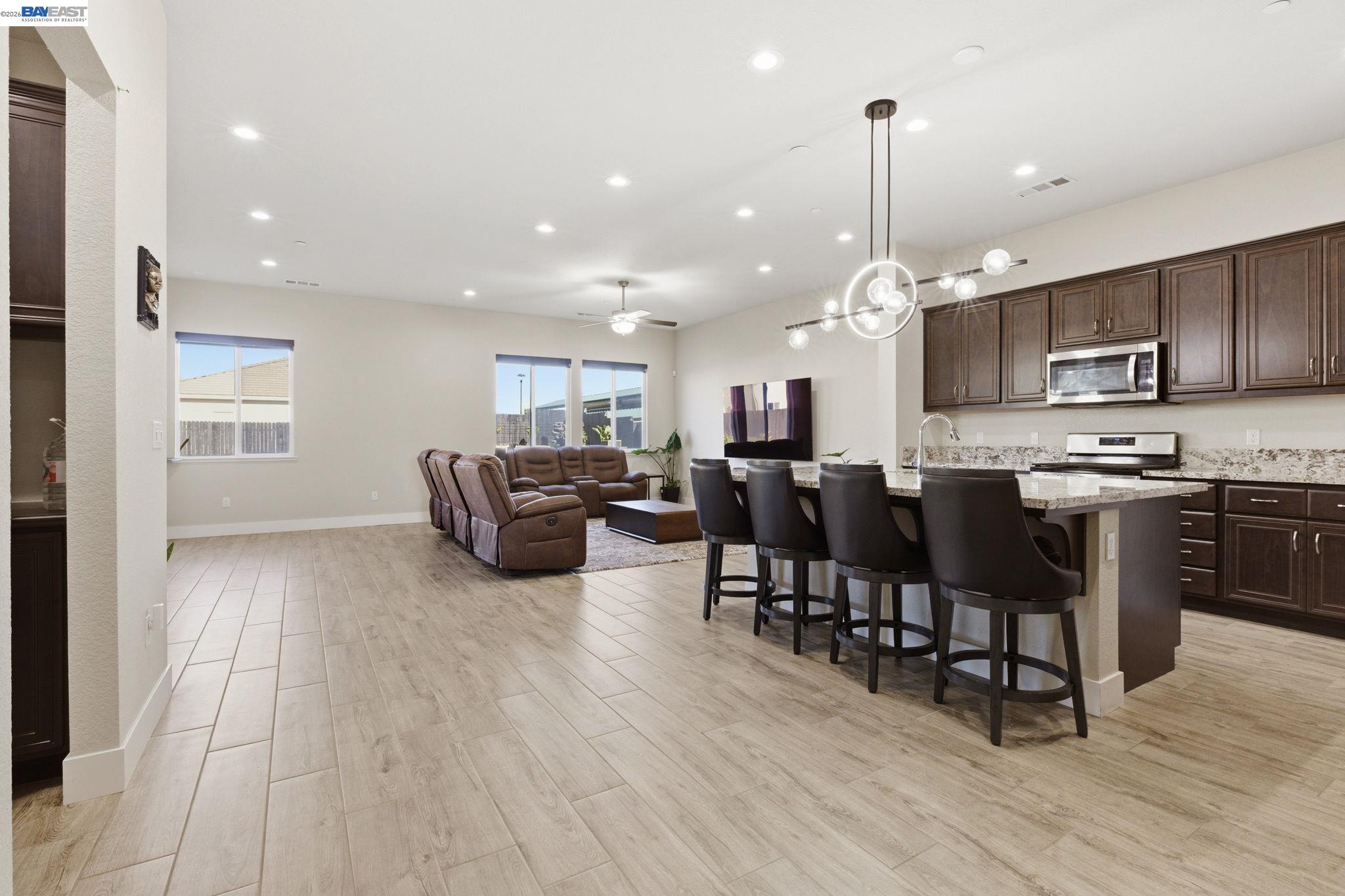 Detail Gallery Image 6 of 60 For 2394 Bharvani Ave, Manteca,  CA 95337 - 4 Beds | 3/1 Baths