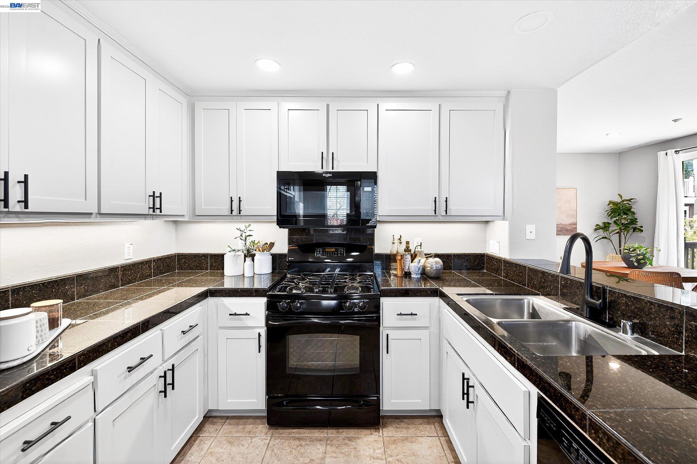 Detail Gallery Image 8 of 28 For 161 N.L. Street #115,  Livermore,  CA 94550 - 2 Beds | 2/1 Baths