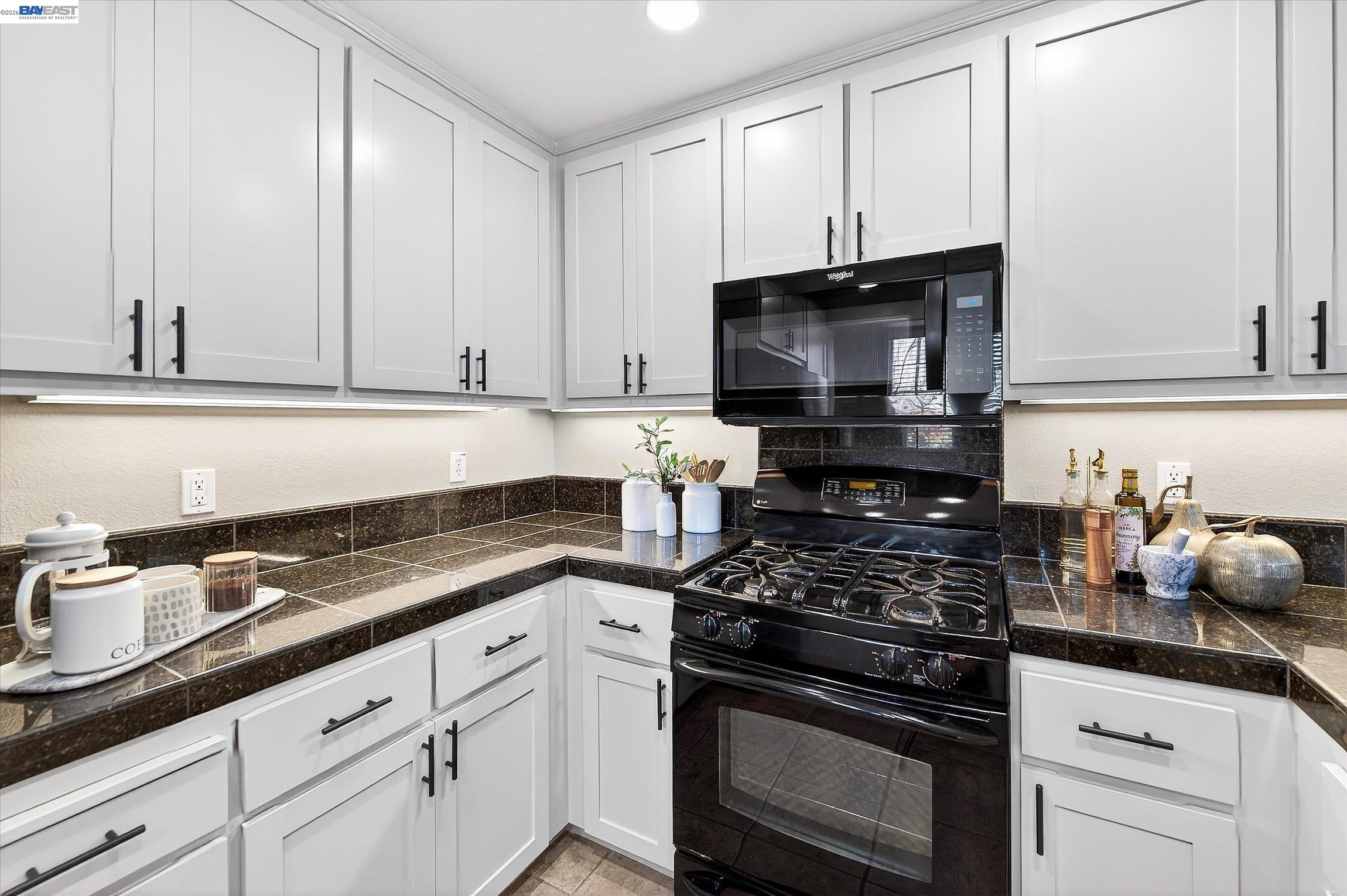 Detail Gallery Image 9 of 28 For 161 N.L. Street #115,  Livermore,  CA 94550 - 2 Beds | 2/1 Baths