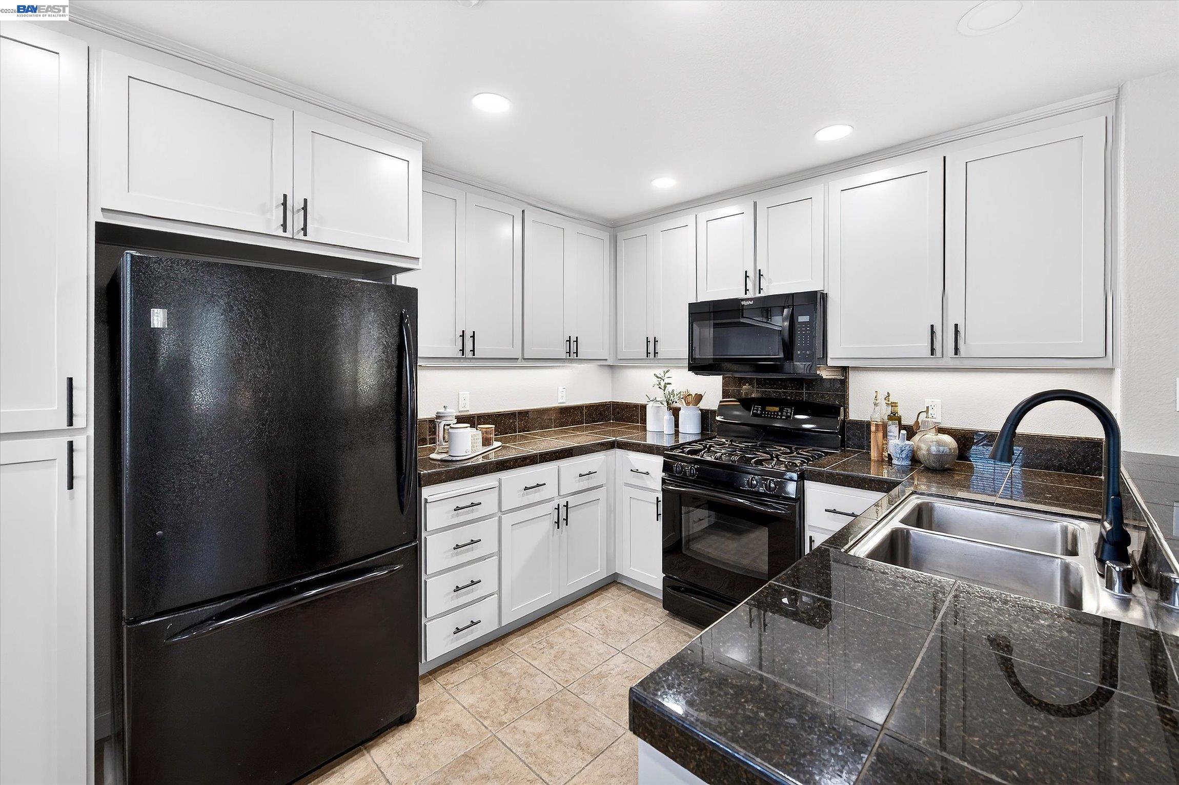 Detail Gallery Image 10 of 28 For 161 N.L. Street #115,  Livermore,  CA 94550 - 2 Beds | 2/1 Baths