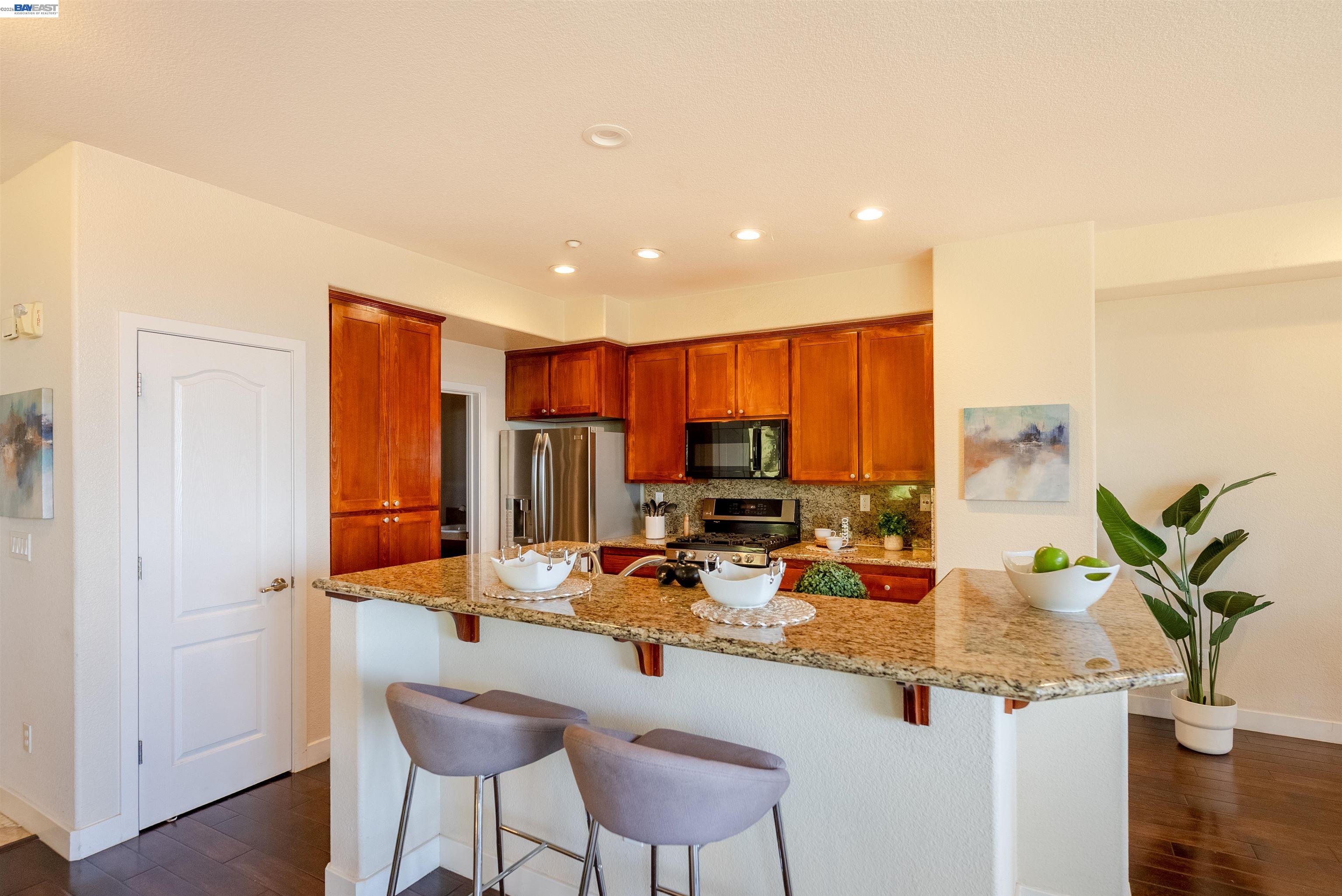 Detail Gallery Image 6 of 42 For 6401 Blue Rock Ct, Oakland,  CA 94605 - 3 Beds | 3/1 Baths