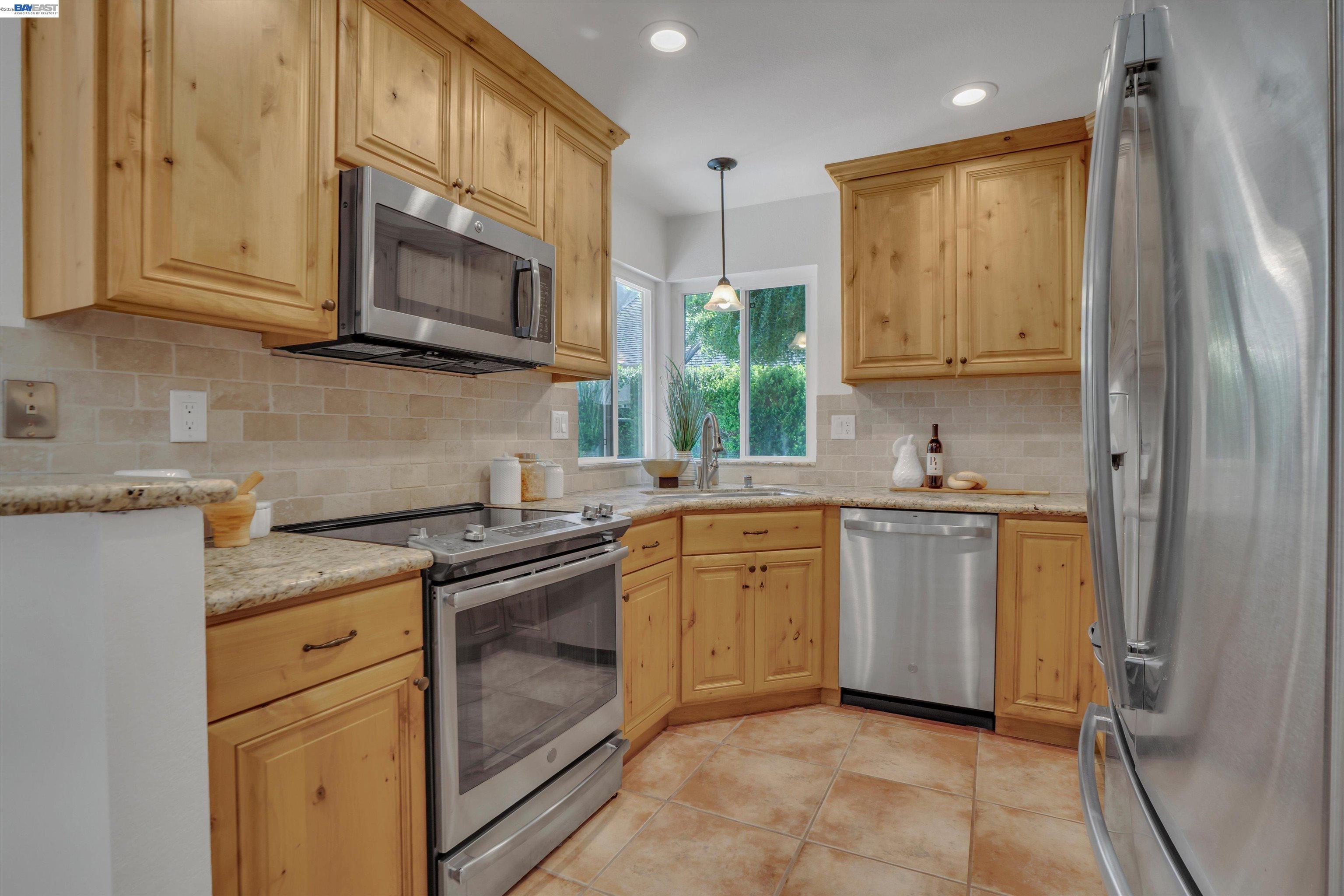 Detail Gallery Image 4 of 29 For 2154 Alexander Way, Pleasanton,  CA 94588 - 2 Beds | 2 Baths