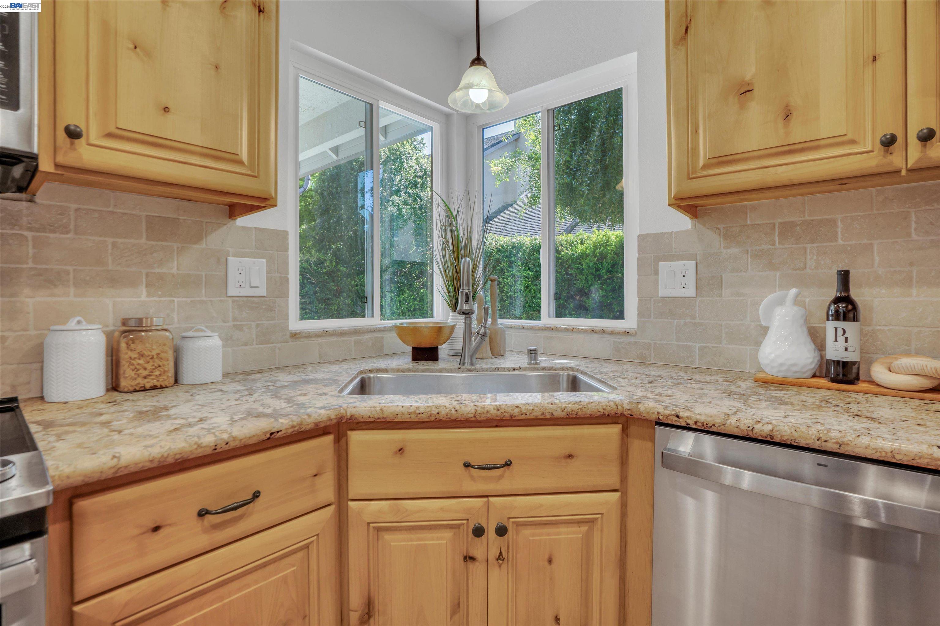 Detail Gallery Image 5 of 29 For 2154 Alexander Way, Pleasanton,  CA 94588 - 2 Beds | 2 Baths