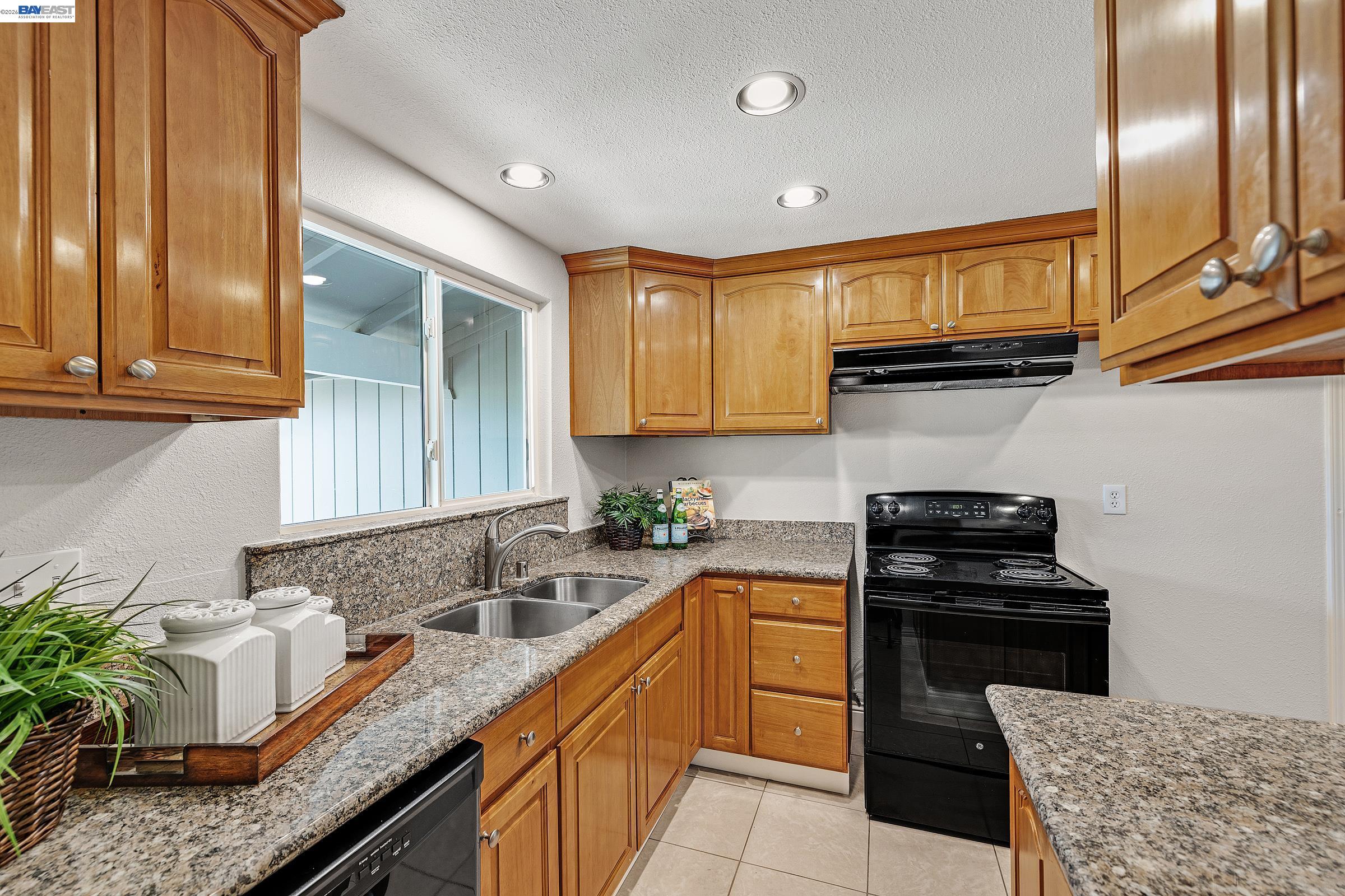 Detail Gallery Image 6 of 27 For 4061 Holland Dr, Pleasanton,  CA 94588 - 3 Beds | 2 Baths