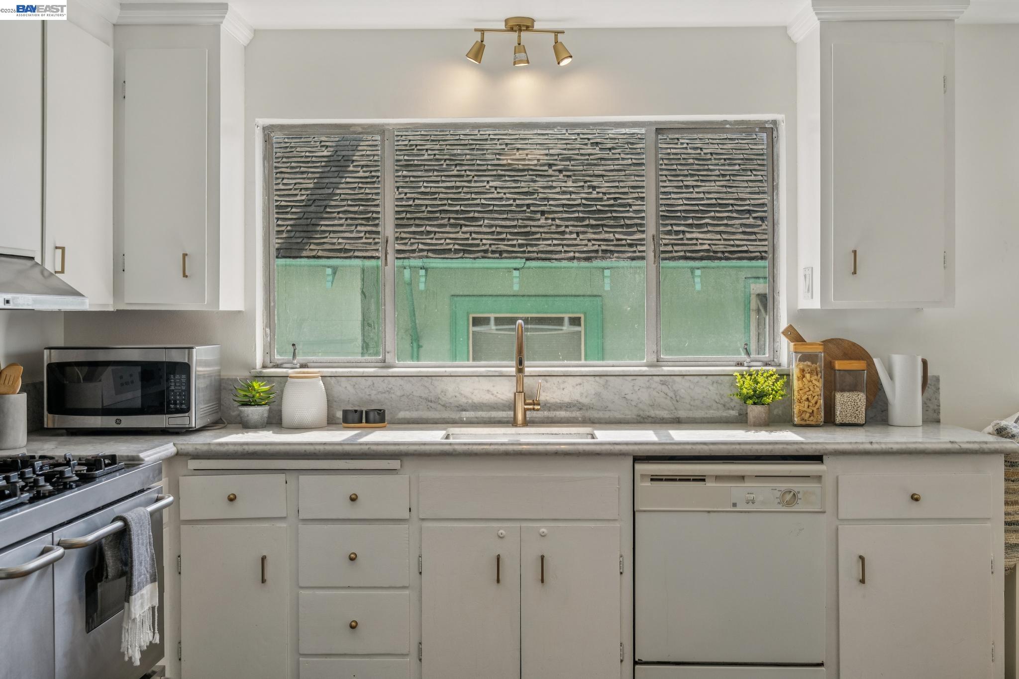 Detail Gallery Image 8 of 58 For 2063 Rosedale Ave, Oakland,  CA 94601 - – Beds | – Baths