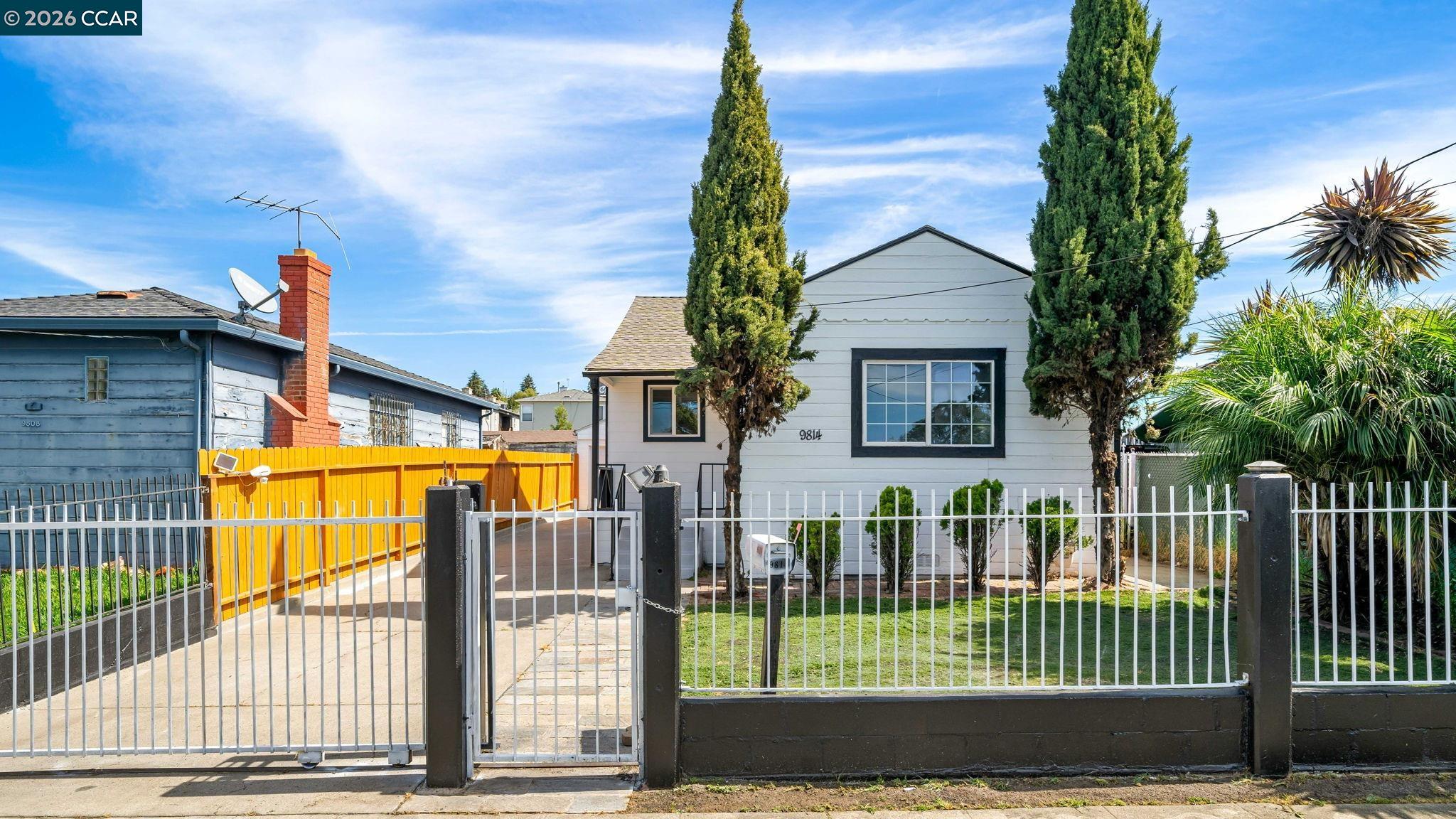 Detail Gallery Image 2 of 22 For 9814 Springfield St, Oakland,  CA 94603 - 2 Beds | 1 Baths