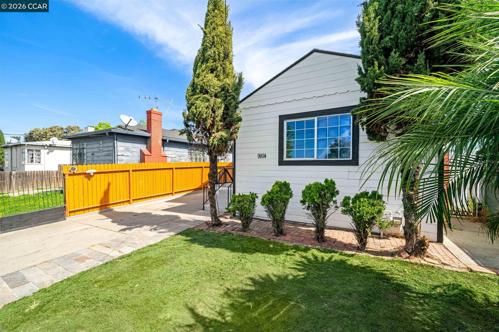 Detail Gallery Image 3 of 22 For 9814 Springfield St, Oakland,  CA 94603 - 2 Beds | 1 Baths