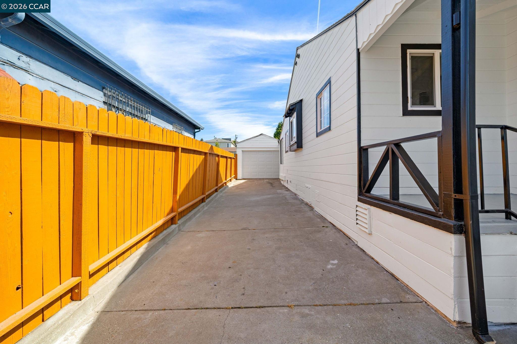 Detail Gallery Image 4 of 22 For 9814 Springfield St, Oakland,  CA 94603 - 2 Beds | 1 Baths