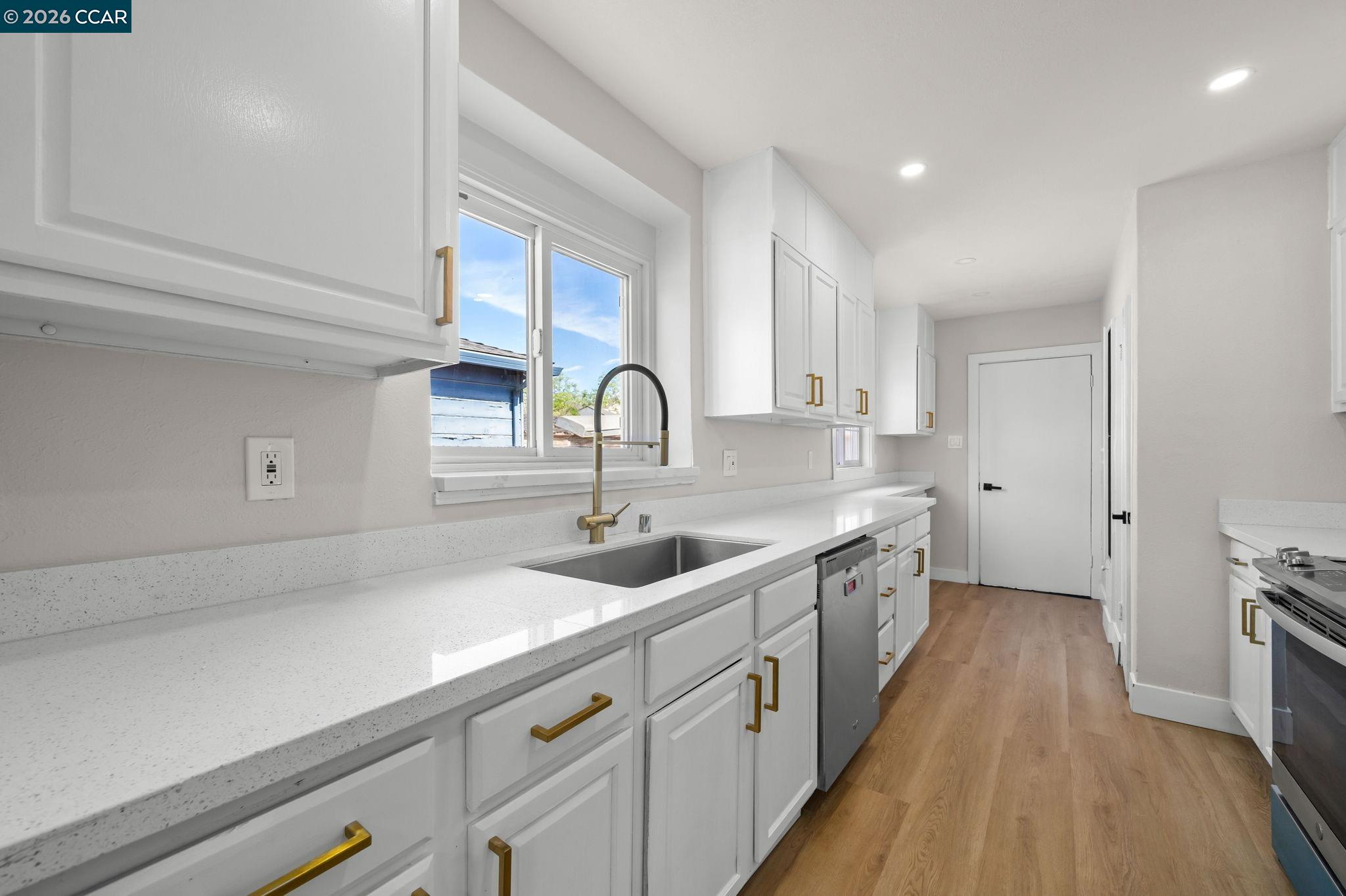 Detail Gallery Image 8 of 22 For 9814 Springfield St, Oakland,  CA 94603 - 2 Beds | 1 Baths