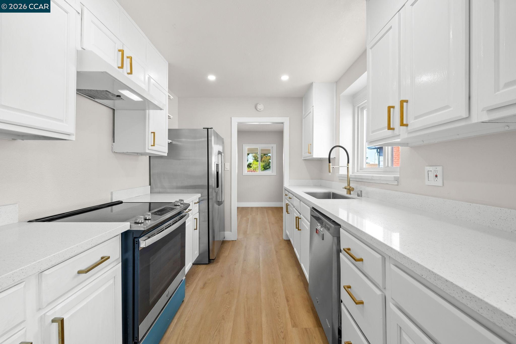 Detail Gallery Image 10 of 22 For 9814 Springfield St, Oakland,  CA 94603 - 2 Beds | 1 Baths