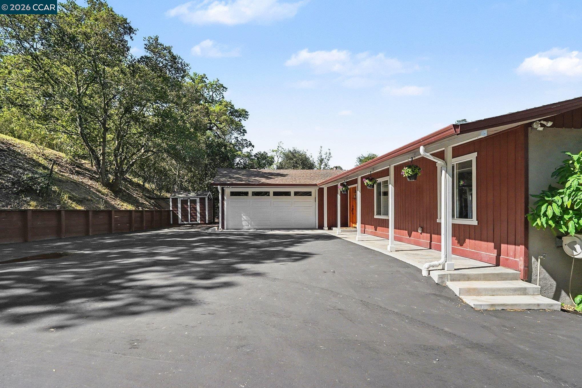 Detail Gallery Image 4 of 47 For 5745 Alhambra Valley Rd, Martinez,  CA 94553 - 3 Beds | 2/1 Baths