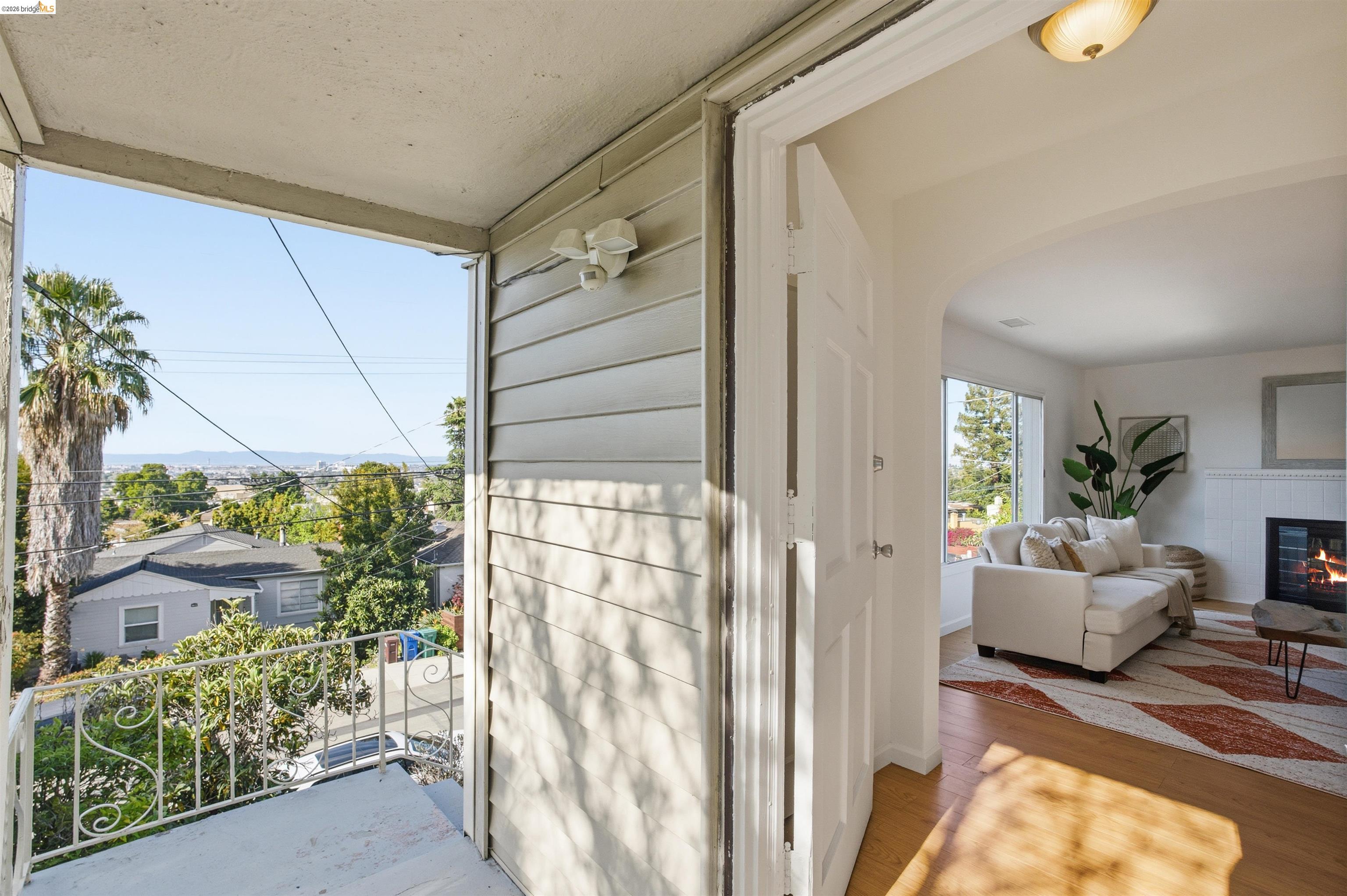 Detail Gallery Image 2 of 37 For 6914 Outlook Ave, Oakland,  CA 94605 - 2 Beds | 1 Baths