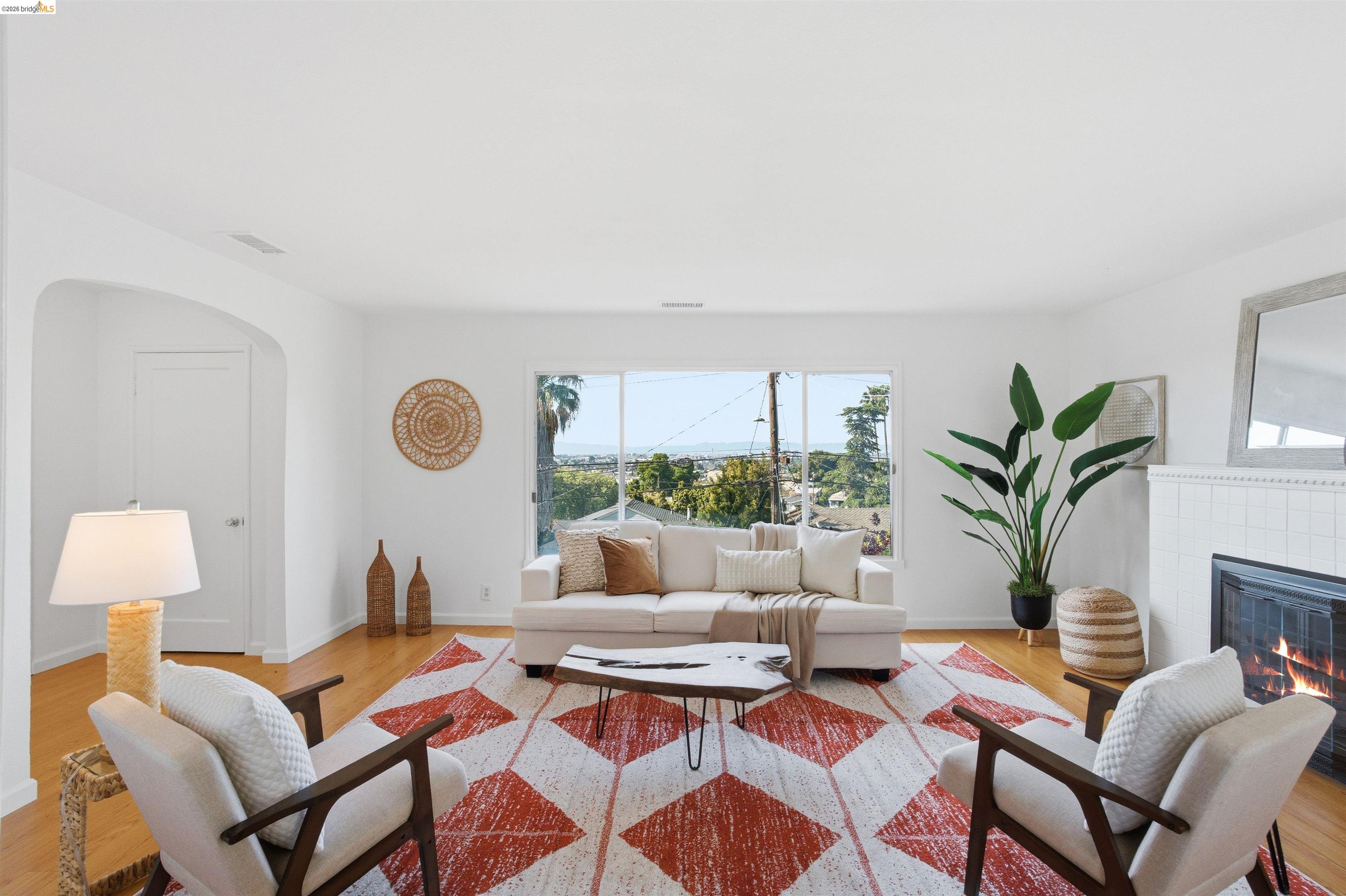 Detail Gallery Image 3 of 37 For 6914 Outlook Ave, Oakland,  CA 94605 - 2 Beds | 1 Baths