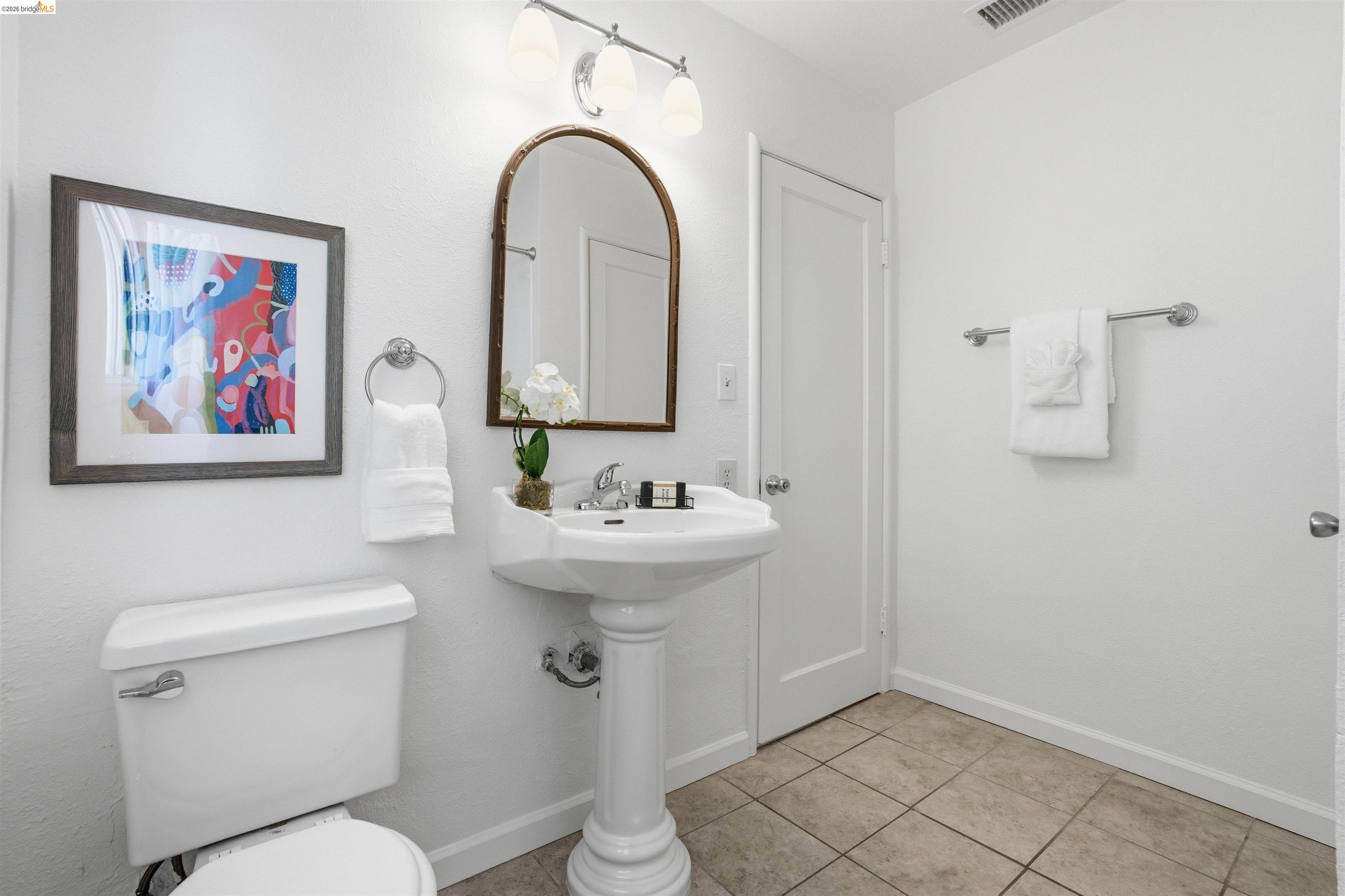 Detail Gallery Image 17 of 37 For 6914 Outlook Ave, Oakland,  CA 94605 - 2 Beds | 1 Baths