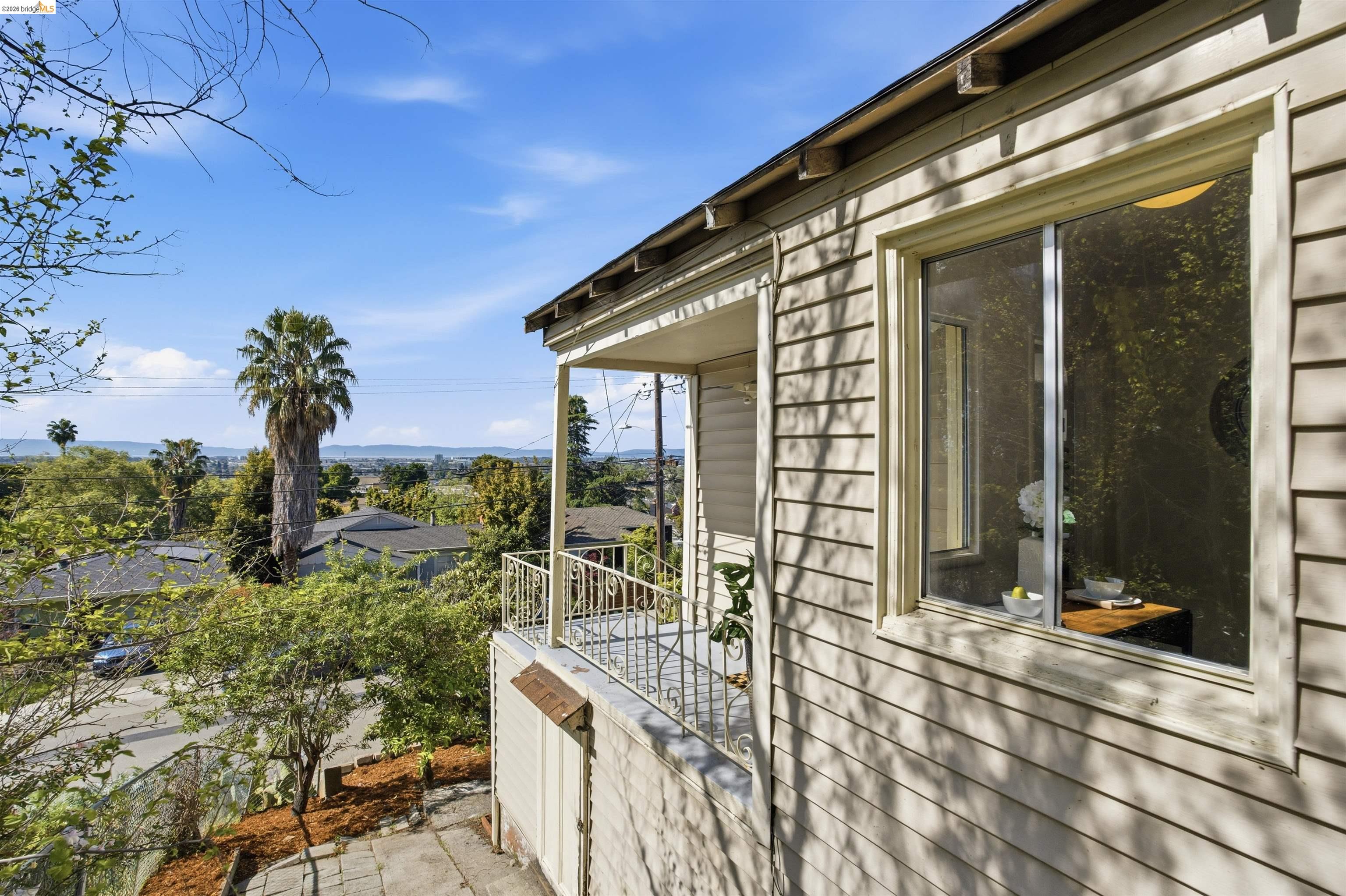 Detail Gallery Image 19 of 37 For 6914 Outlook Ave, Oakland,  CA 94605 - 2 Beds | 1 Baths