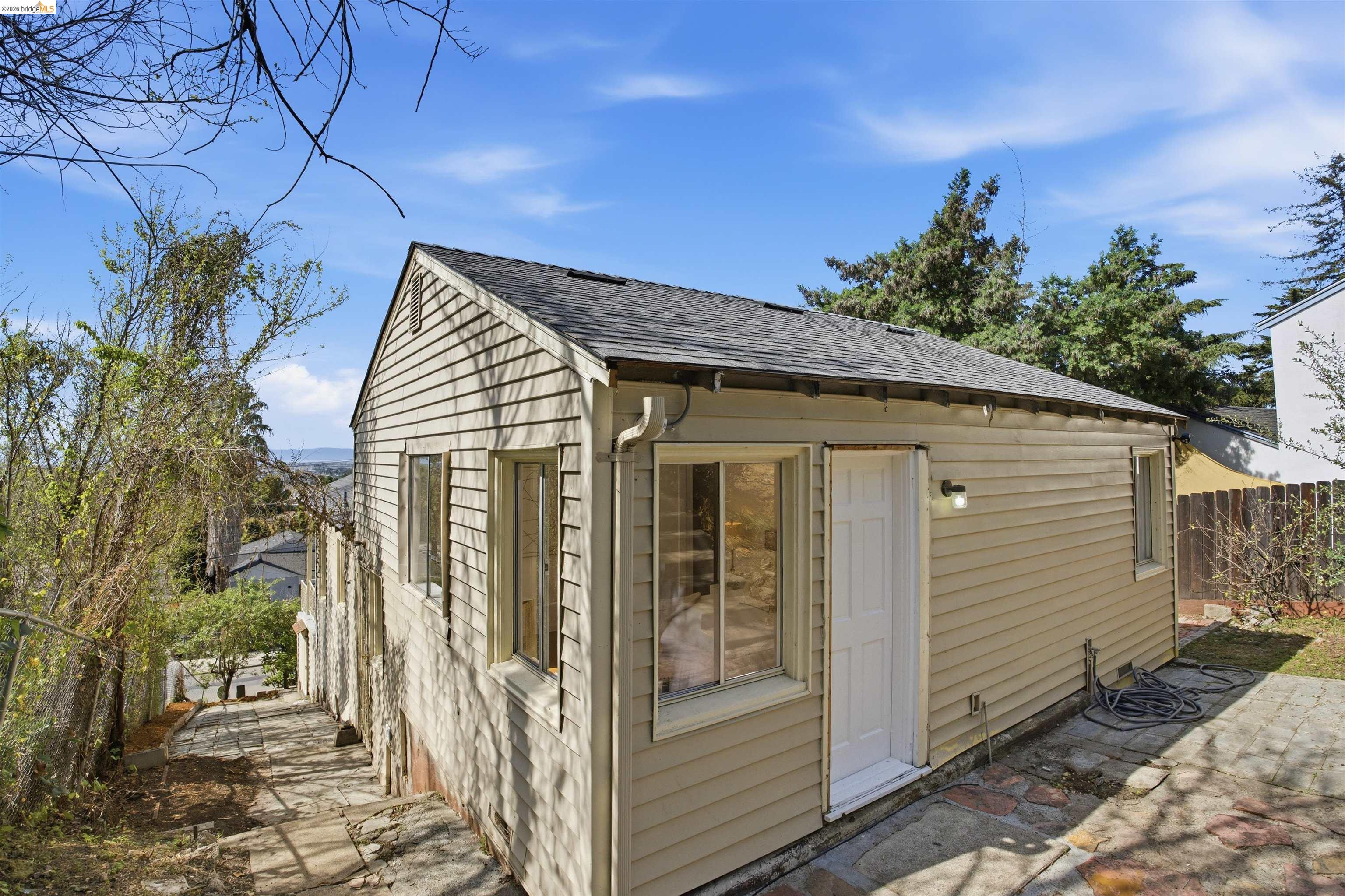 Detail Gallery Image 24 of 37 For 6914 Outlook Ave, Oakland,  CA 94605 - 2 Beds | 1 Baths