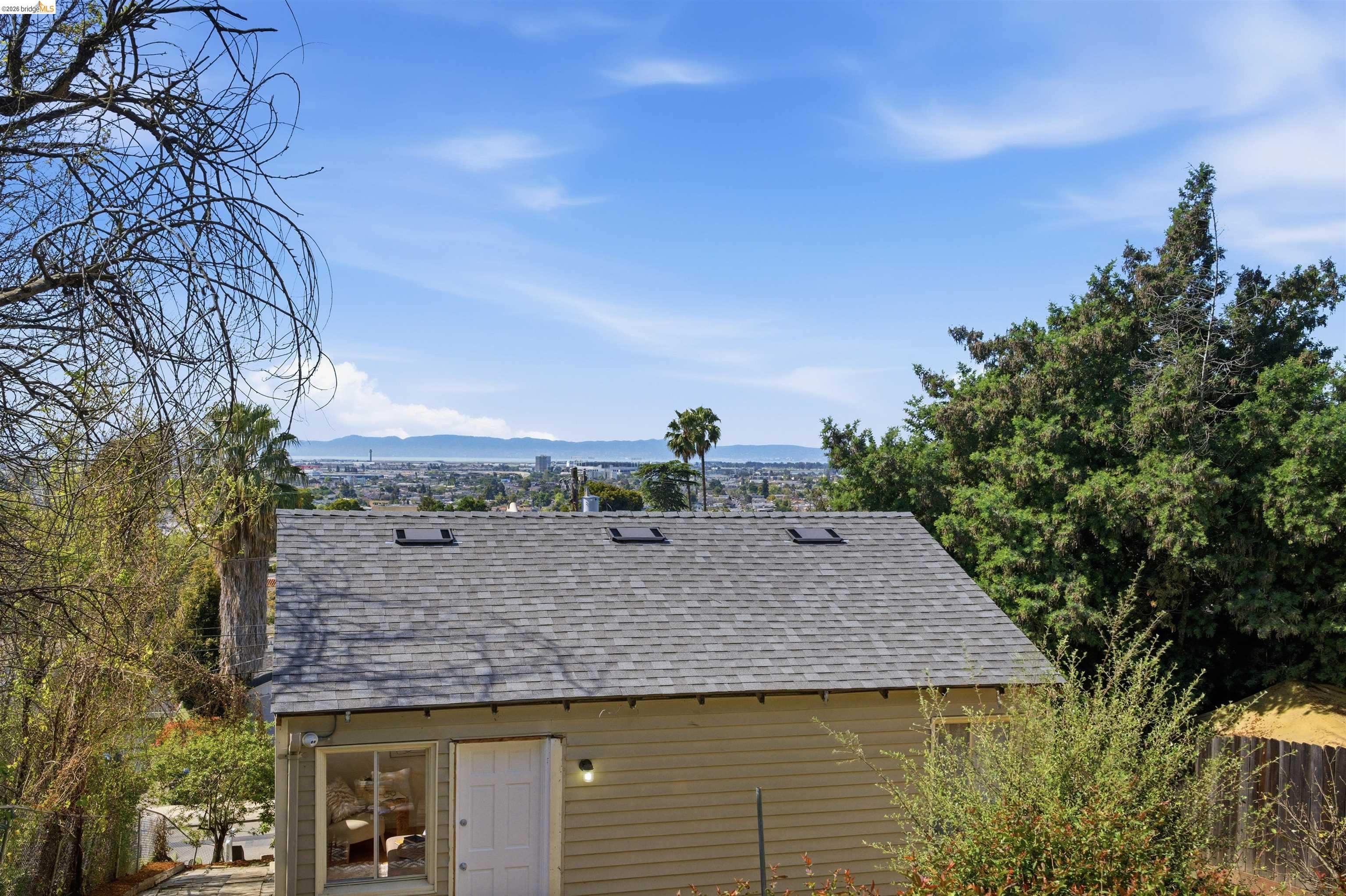 Detail Gallery Image 25 of 37 For 6914 Outlook Ave, Oakland,  CA 94605 - 2 Beds | 1 Baths