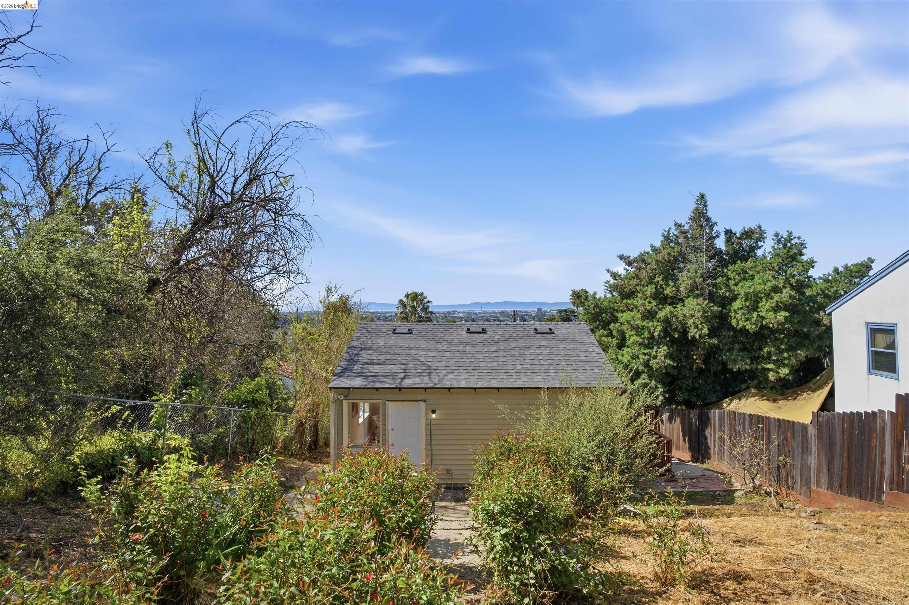 Detail Gallery Image 26 of 37 For 6914 Outlook Ave, Oakland,  CA 94605 - 2 Beds | 1 Baths