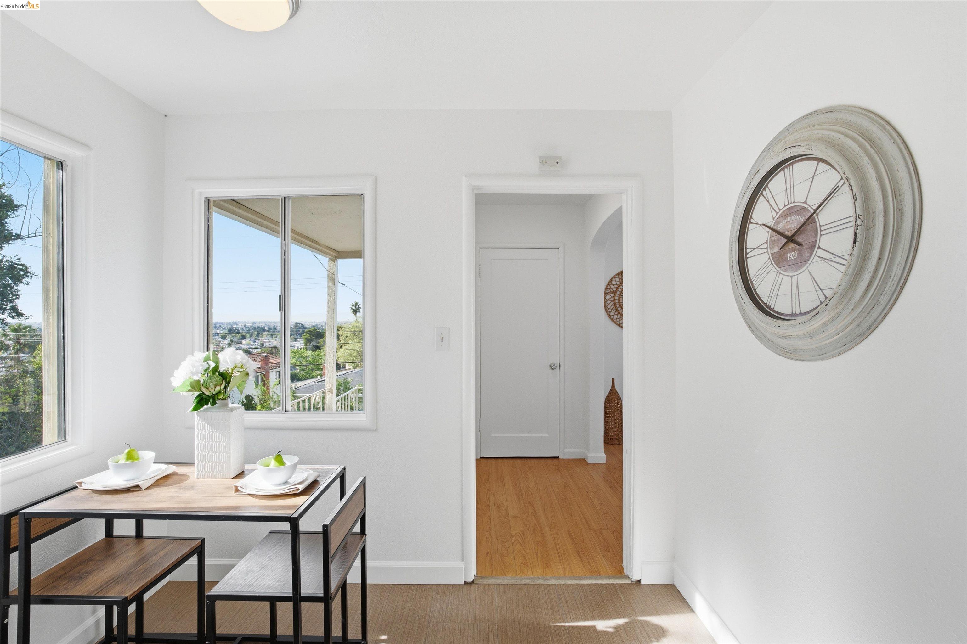 Detail Gallery Image 6 of 37 For 6914 Outlook Ave, Oakland,  CA 94605 - 2 Beds | 1 Baths