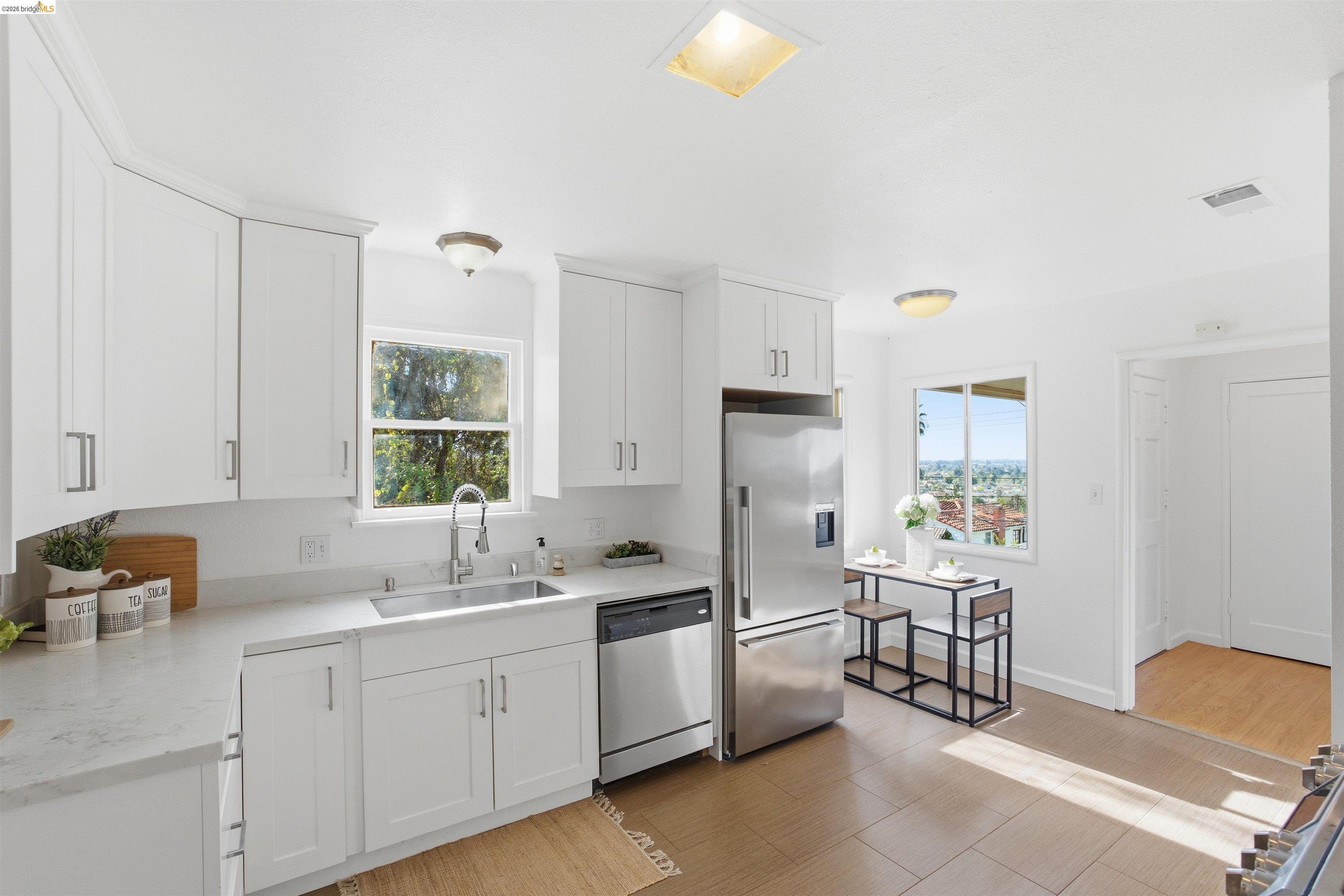 Detail Gallery Image 8 of 37 For 6914 Outlook Ave, Oakland,  CA 94605 - 2 Beds | 1 Baths