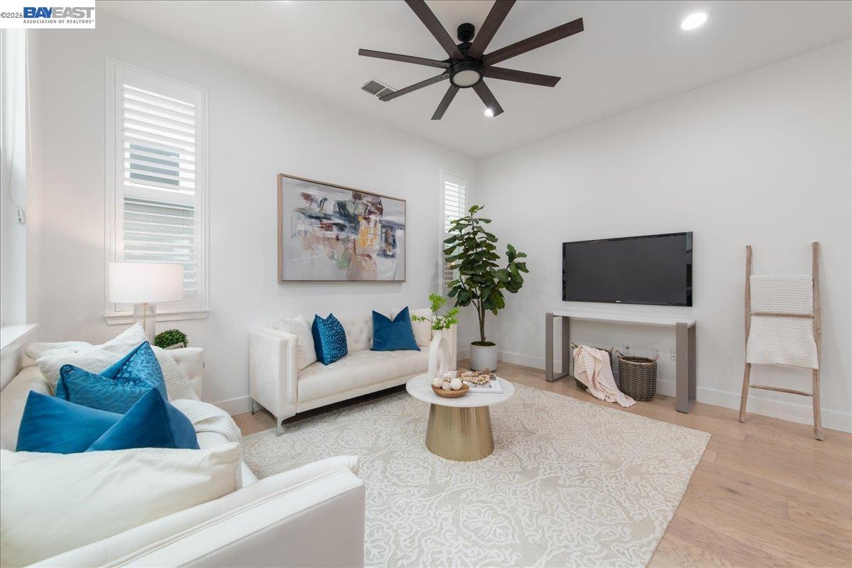 Detail Gallery Image 3 of 38 For 4026 Chalk Hill Way, Dublin,  CA 94568 - 3 Beds | 2/1 Baths