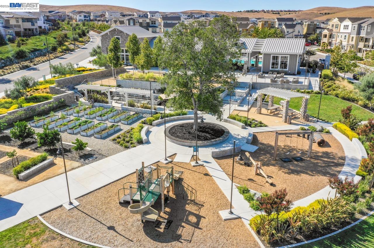 Detail Gallery Image 36 of 38 For 4026 Chalk Hill Way, Dublin,  CA 94568 - 3 Beds | 2/1 Baths